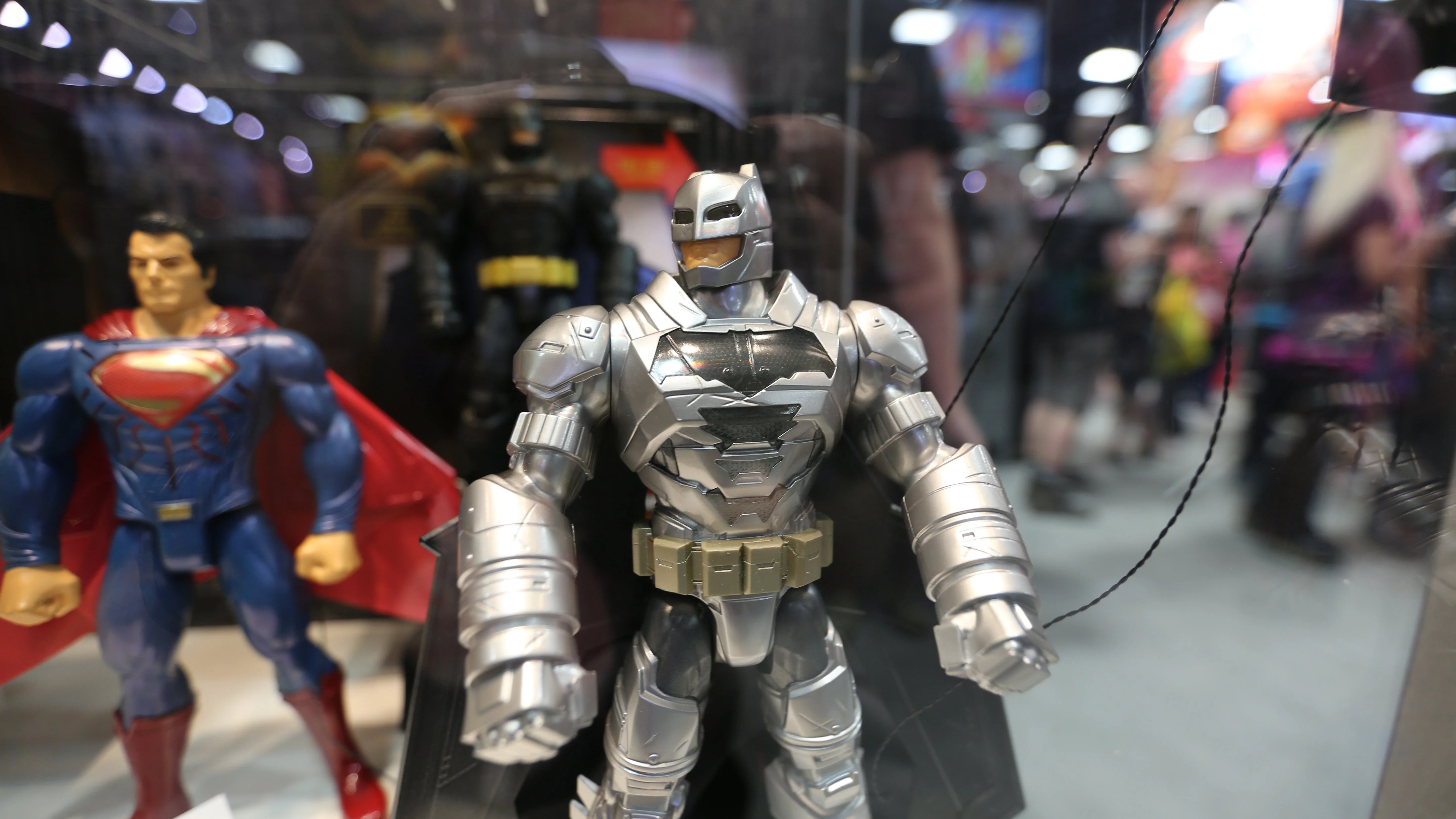 Костюмы, гаджеты и фигурки Бэтмена на Comic-Con 2015 - фото 22