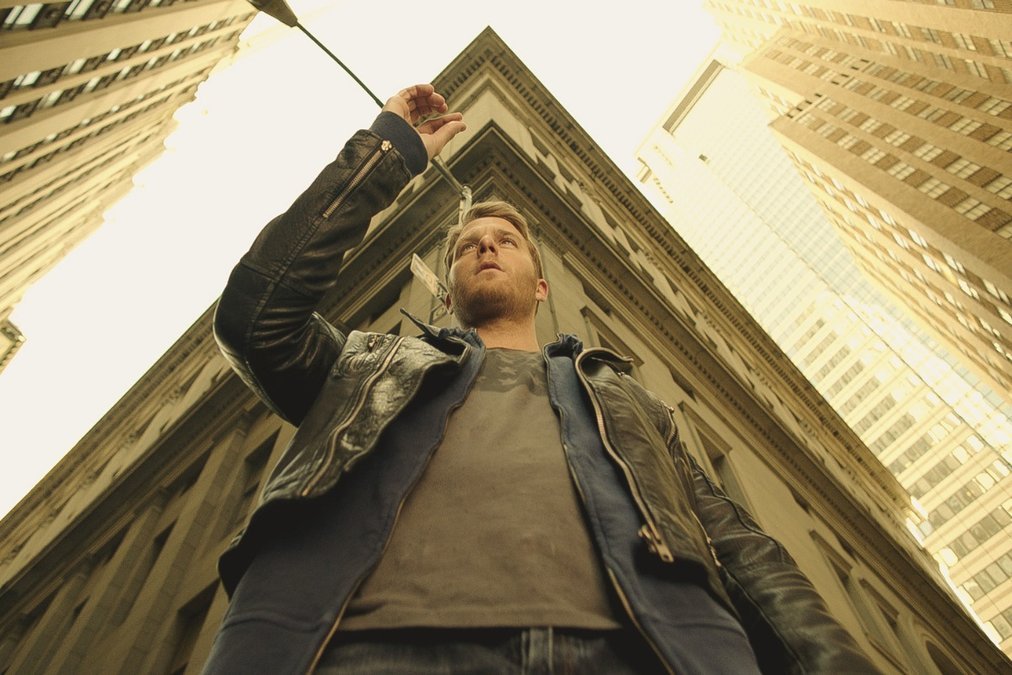 На прошлой неделе один за другим стартовали два научно-фантастических сериала, основанных на одноименных фильмах. Fox выкатил пилот «Особого мнения», а CBS – «Областей тьмы». Криво переведенное название фильма сохранили и для сериала (Limitless в оригинале – «Безграничный»), чтобы никто не путался.