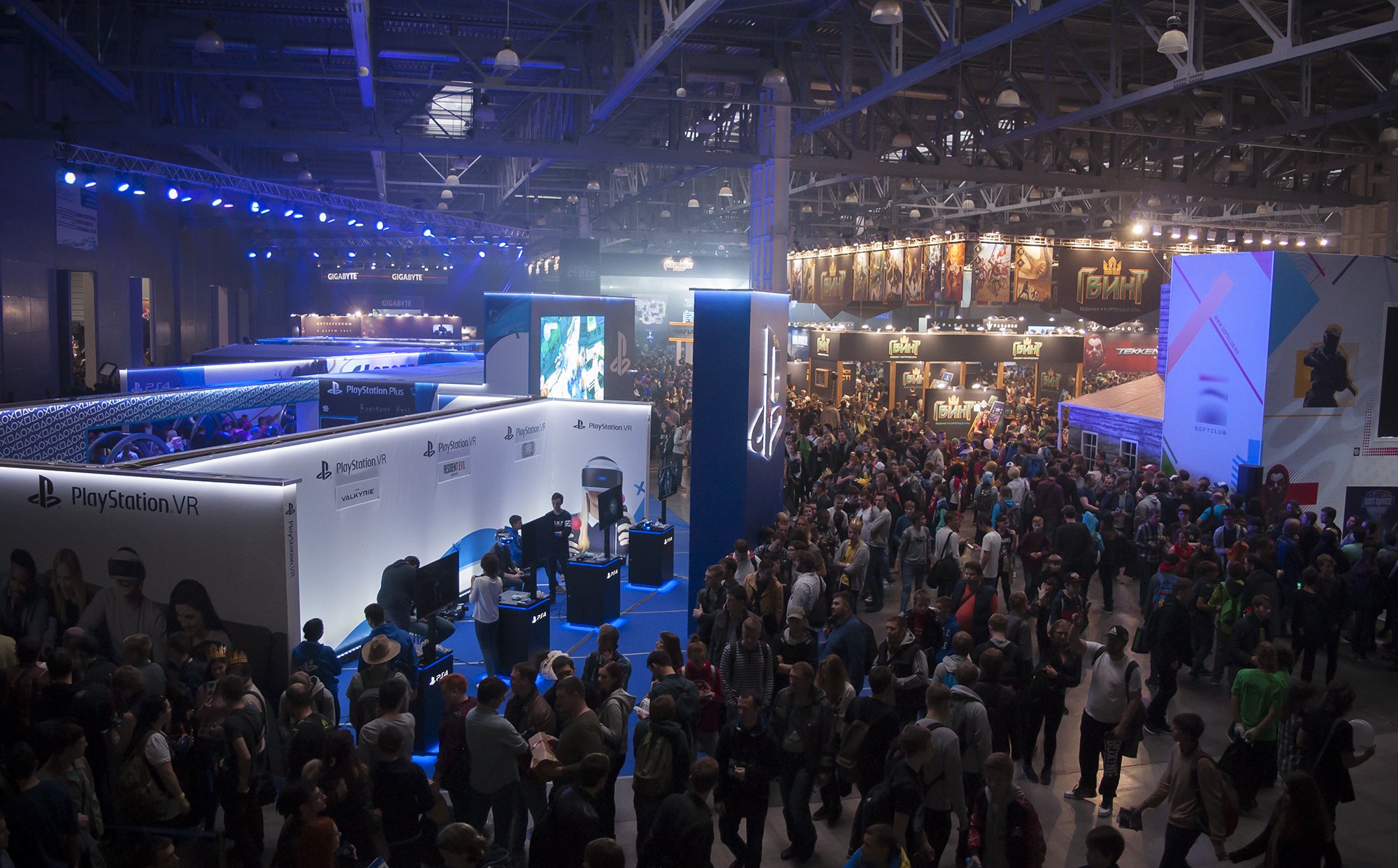 Третий, самый загруженный по количеству посетителей день «ИгроМира» и Comic Con Russia 2016 благополучно завершился: В четырех огромных залах было решительно невозможно протолкнуться от наплыва посетителей, а на одной из сцен Comic Con состоялся важнейший анонс всего конвента — Bubble презентовала трейлер кинокомикса «Майор Гром».<br /><br />В сегодняшнем фотоотчете: Капитан Америка как настоящий, тираннозавр и шикарный котик в курточке.