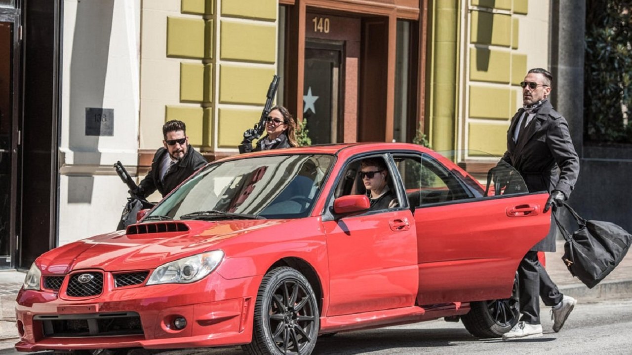 24 августа в наш прокат вышел новый фильм Эдгара Райта, «Малыш на драйве». Это криминальный… триллер? Нет, он светлый, а не мрачный. Криминальная комедия? Тоже нет, шуток тут всего парочка, и сюжет подается серьезно. Скажем так, это криминальный экшен, который немного хочется назвать мюзиклом – герои тут не поют, но музыка играет настолько существенную роль, что есть желание как-то обозначить это при определении жанра. В общем, Райт снова снял фильм, который очень сложно засунуть на какую-то определенную полку, и это здорово.