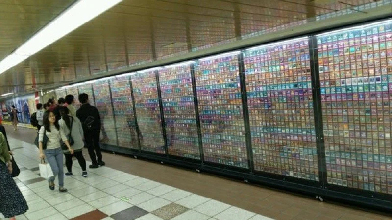 На станции электричек в Токио выставили семь тысяч карт Yu-Gi-Oh! - фото 1