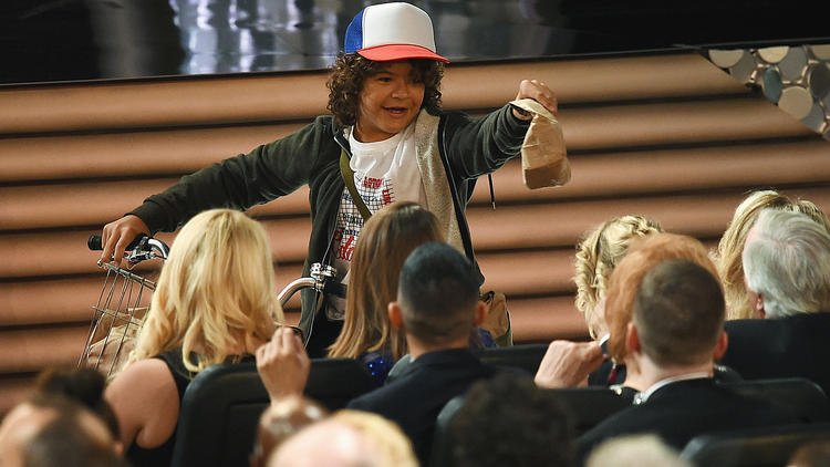 В воскресенье вечером в Лос-Анджелесе завершилась церемония вручения наград «Эмми» за 2016 год. Мы отобрали лучшие фото с красивыми актрисами и самые смешные моменты с участием ведущего церемонии Джимми Киммела.