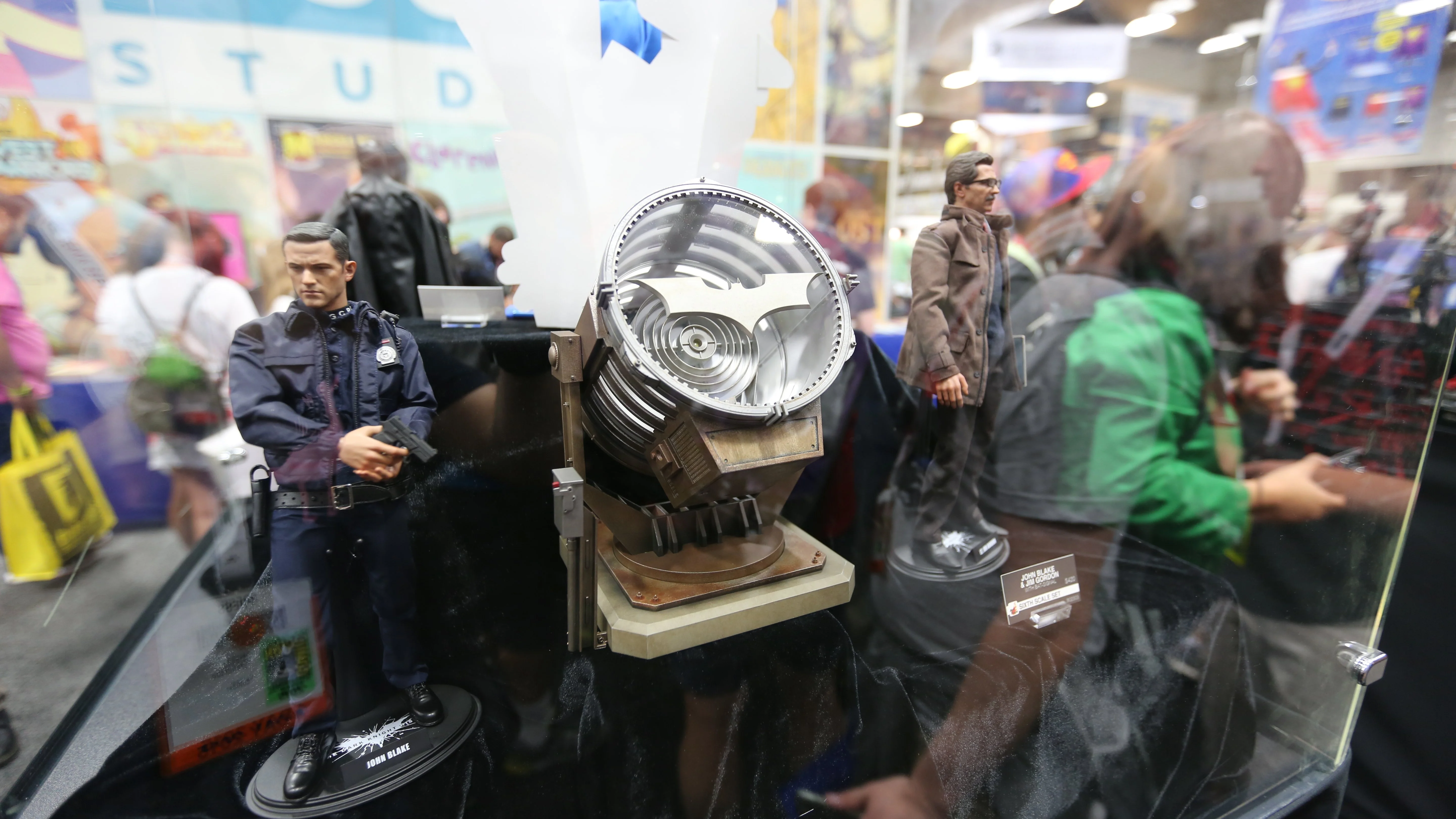 Костюмы, гаджеты и фигурки Бэтмена на Comic-Con 2015 - фото 32