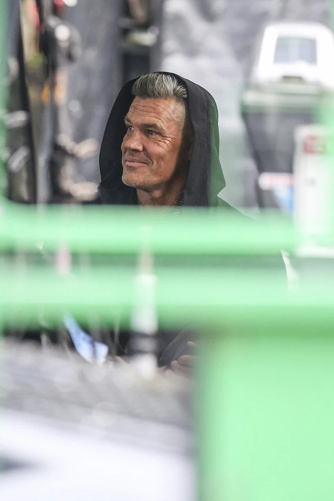 Улыбающийся Кейбл на новых фото со съемок «Дэдпула 2» - фото 3