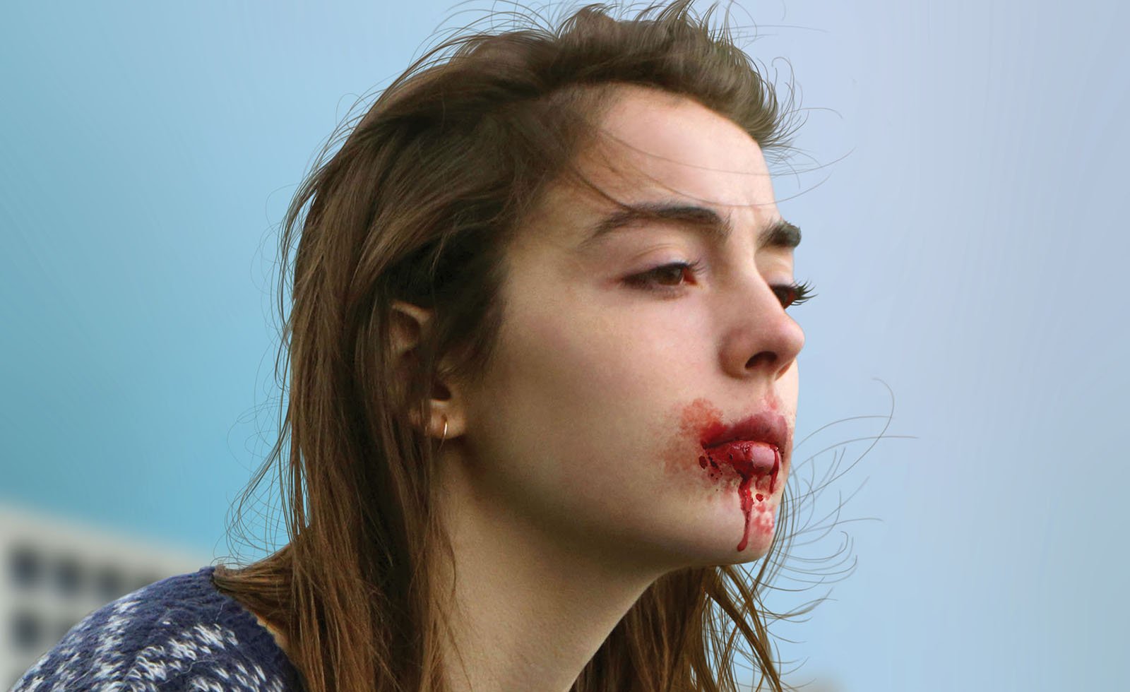 В 2016 году на Каннском фестивале состоялась премьера французско-бельгийского фильма «Сырое», который и сегодня остается «живой» темой среди любителей кино. Режиссеру Джулии Дюкорно удалось взбудоражить публику своим стилем и резкой подачей материала – некоторым даже потребовалось вызвать скорую во время показа. Рассказываем, почему картина стоит внимания, даже несмотря на чрезмерную откровенность и отсутствие в массовом российском прокате.