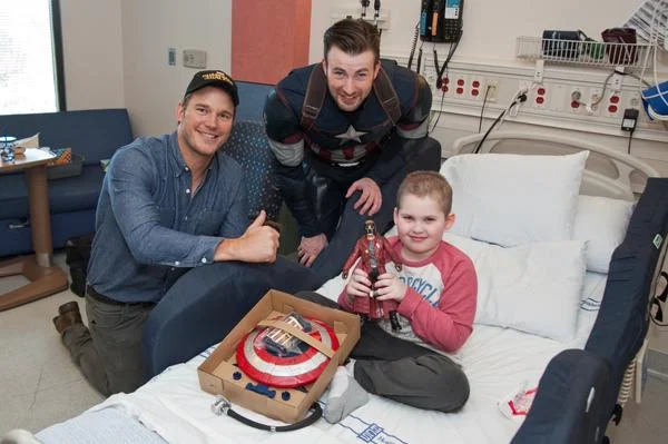 Крис Эванс и Крис Прэтт навестили больных детей в госпитале Сиэтла  - фото 6
