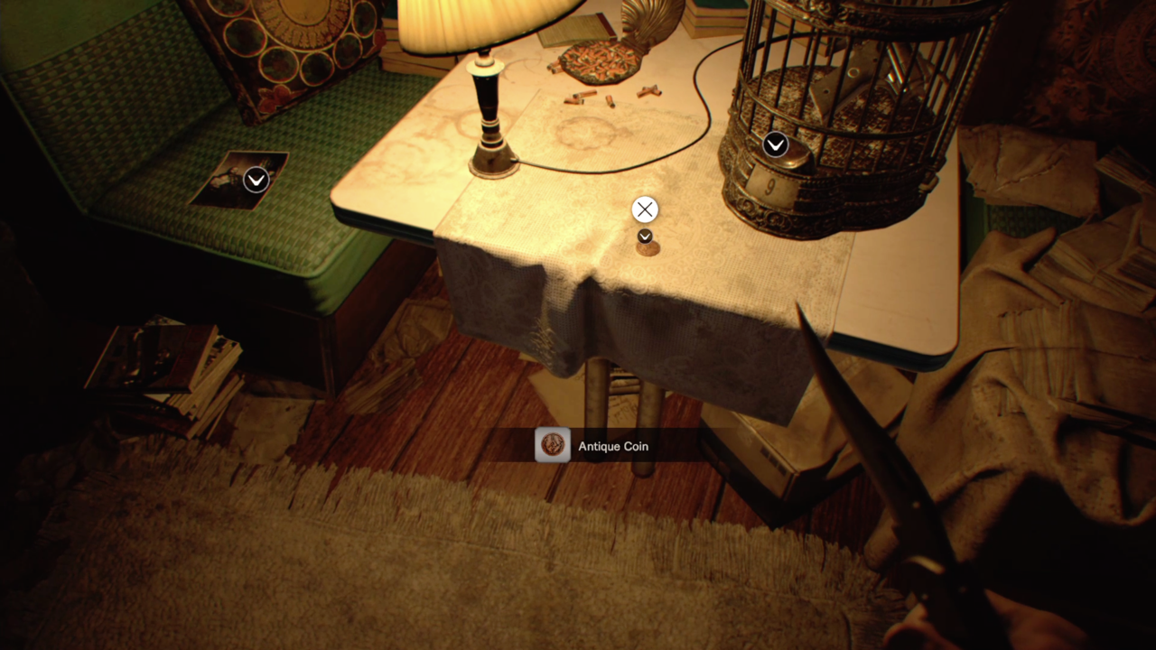 Трейлер Зои, на столе