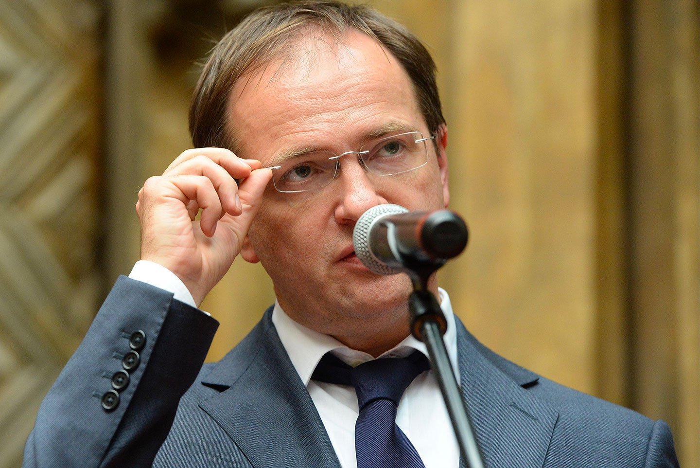 Секрет Мединского: если так схватить очки, министр кажется круче! - фото 4