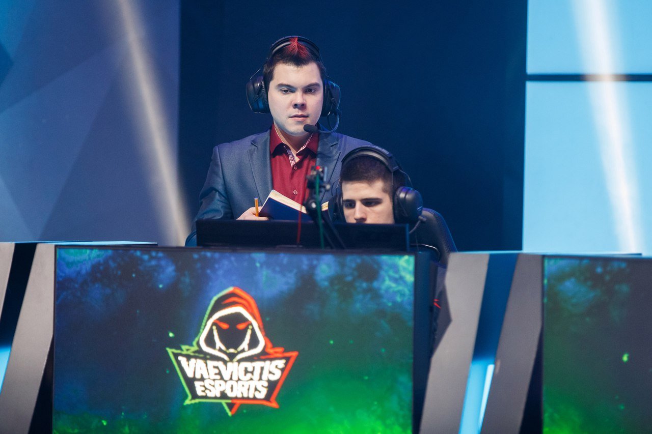 Сказать, что команда Vaevictis Esports наделала этой весной шуму, — не сказать ничего. Скромная организация, которая не смогла ничего добиться за прошлый год, кое-как собирает состав прямо перед началом сезона, а в итоге останавливается в шаге от чемпионства. Интересный сезон был приправлен красивой историей успеха заштатных аутсайдеров, в которых не верил никто. Аутсайдеров, которые показали всем, что для настоящих игроков никакого потолка нет вовсе.