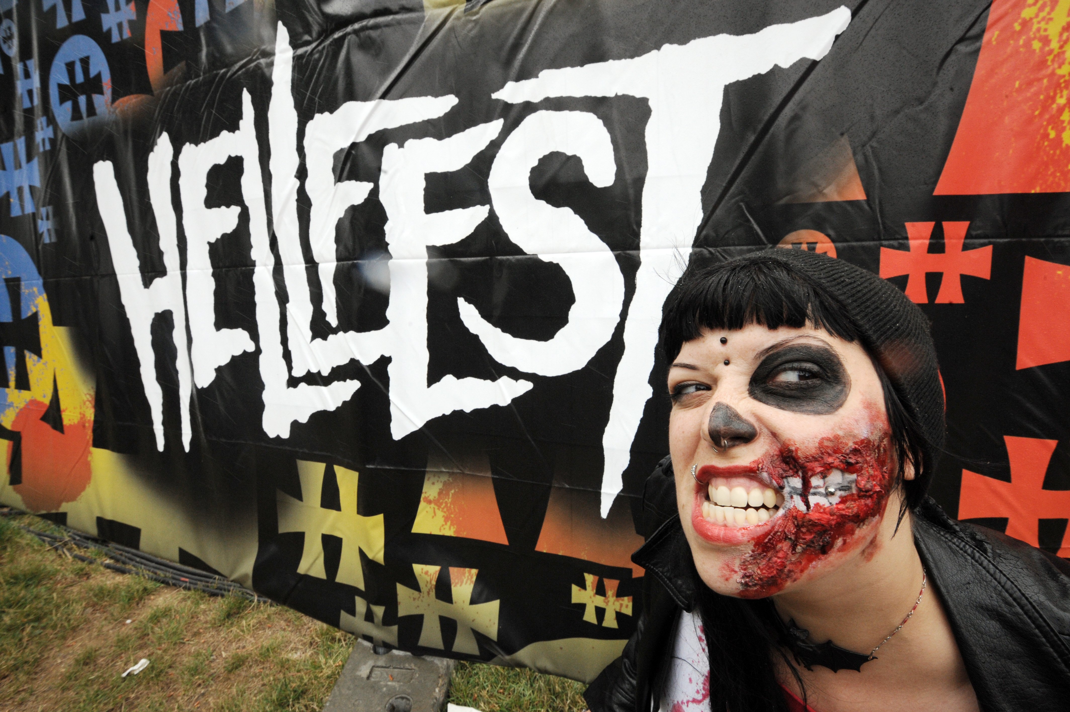 Семен Арефьев (он же HormigaDeLocura) подготовил видеорепортаж с одного из самых известных метал-фестивалей Европы — Hellfest. После просмотра этого видео у редакции «Канобу» возникло только одно желание: не проворонить момент, когда можно будет заказать билеты на следующий фестиваль, и отправиться туда всем вместе. Вот где нужно было быть этим летом!