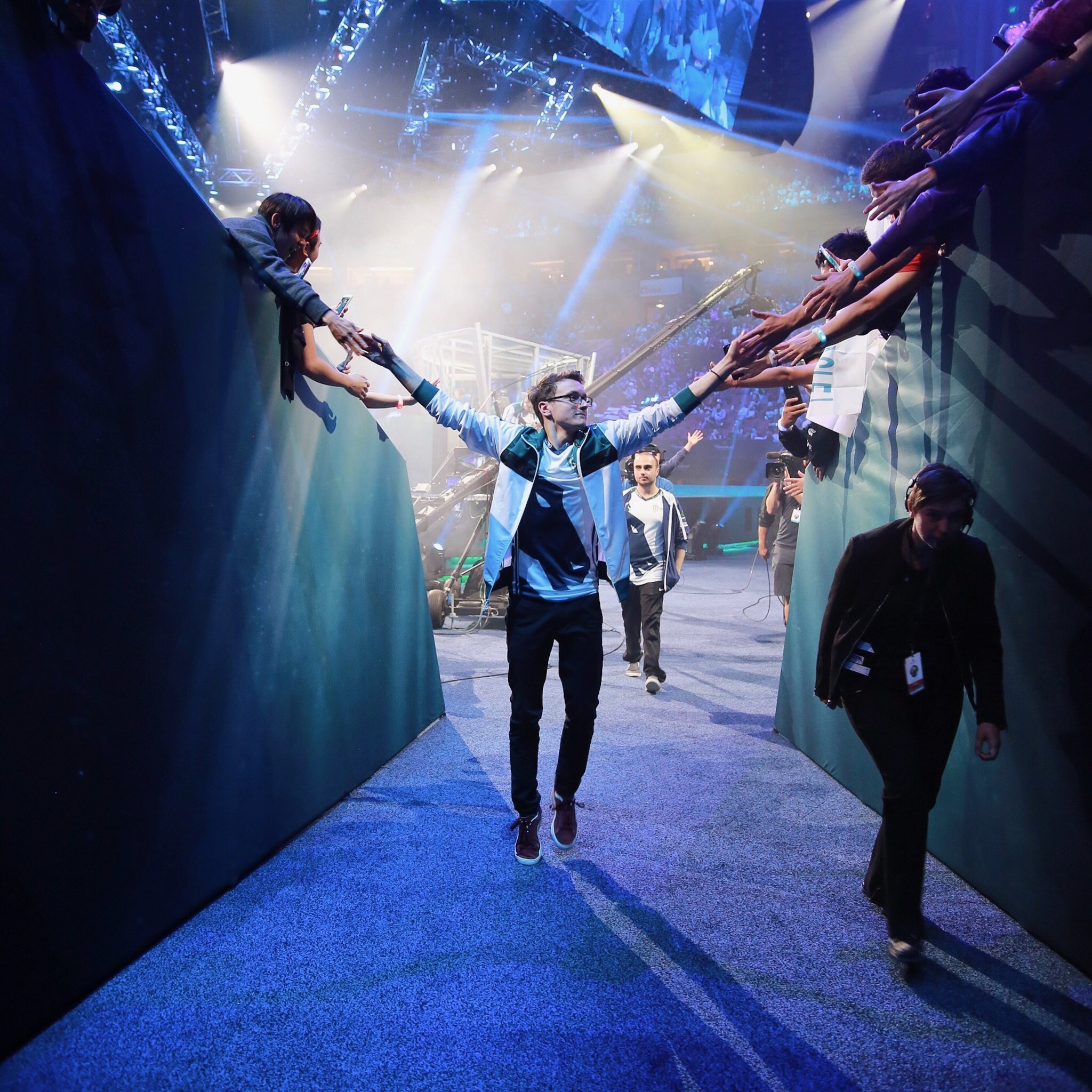 10 лучших кадров второго дня плей-офф TI7 - изображение 7 10 лучших кадров второго дня плей-офф TI7 - фото 7