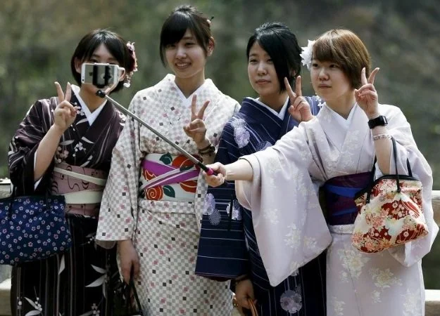 Японцы создали сервис по аренде друзей для селфи - фото 1