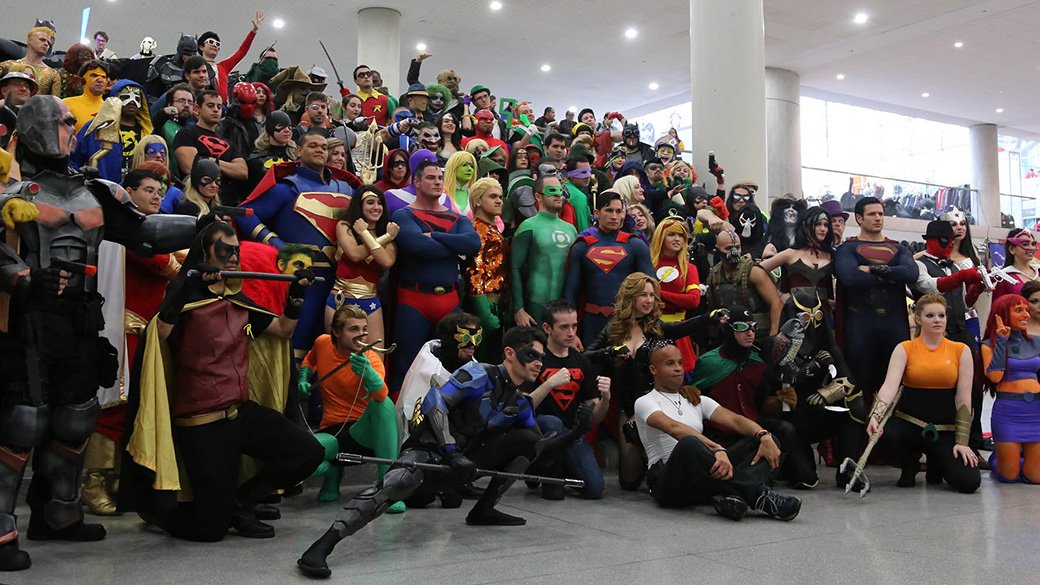 Помните сцену из «Бесславных ублюдков», в которой персонажи Квентина Тарантино притворялись итальянцами? Элай Рот как заведенный повторял «Маргарэ-э-этти!», а Брэд Питт смешно морщил лоб, изображая Марлона Брандо из «Крестного отца». Омар Дум смиренно стоял и потел в кадре, очевидно, прикидывая, как получше обдурить Кристофа Вальца, убедив «охотника за жидами» в том, что перед ним стоят чистокровные итальянцы. Примерно так я себя чувствовал на презентации новых TPB от Bubble: я старательно мимикрировал, чтобы ни у кого не возникло подозрения, будто в комиксах я соображаю ну, скажем, никак – читаю самый-самый мейнстрим (выпуски ASM с конца девяностых, Green Lantern с середины восьмидесятых и прочее в этом духе). В какой-то момент я переключился с разговоров на активное созерцание – учитывая, что я впервые оказался в тусовке истовых комикс-гиков, эксперимент вышел прелюбопытным. Насколько я понял, подобные мероприятия почти всегда посещают одни и те же люди, и потому для себя я выделил наиболее яркие типажи.