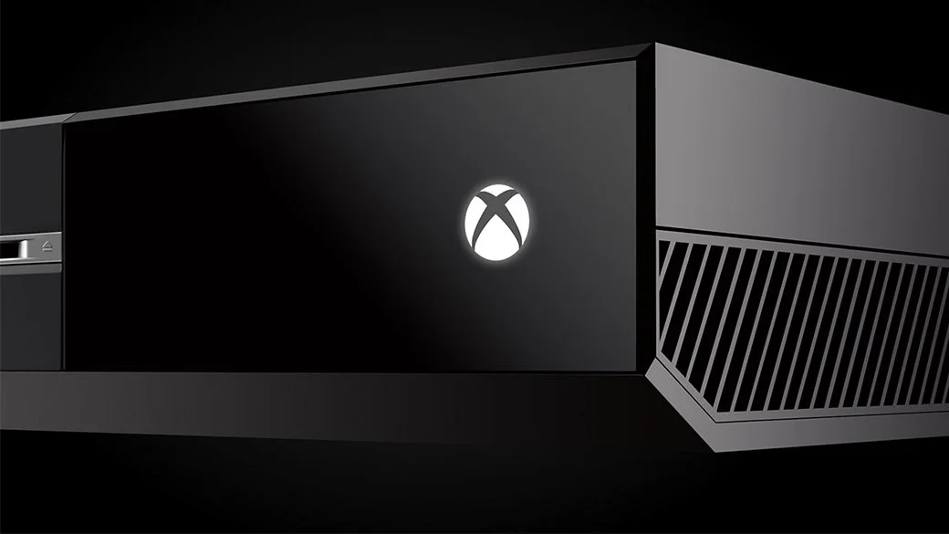 Чем нам запомнился первый год жизни Xbox One? В новом поколении Microsoft собственным примером доказали поговорку «чем выше взлетишь, тем больнее падать». После несомненного удачного Xbox 360, компания решила выпустить преемника с функционалом мультимедийного комбайна для гостиной. Неправильные акценты в первой презентации Xbox One привели к тому, что концепция консоли была раскритикована, кажется, всеми. Выход у компании остался один – прислушаться и пересмотреть стратегию.