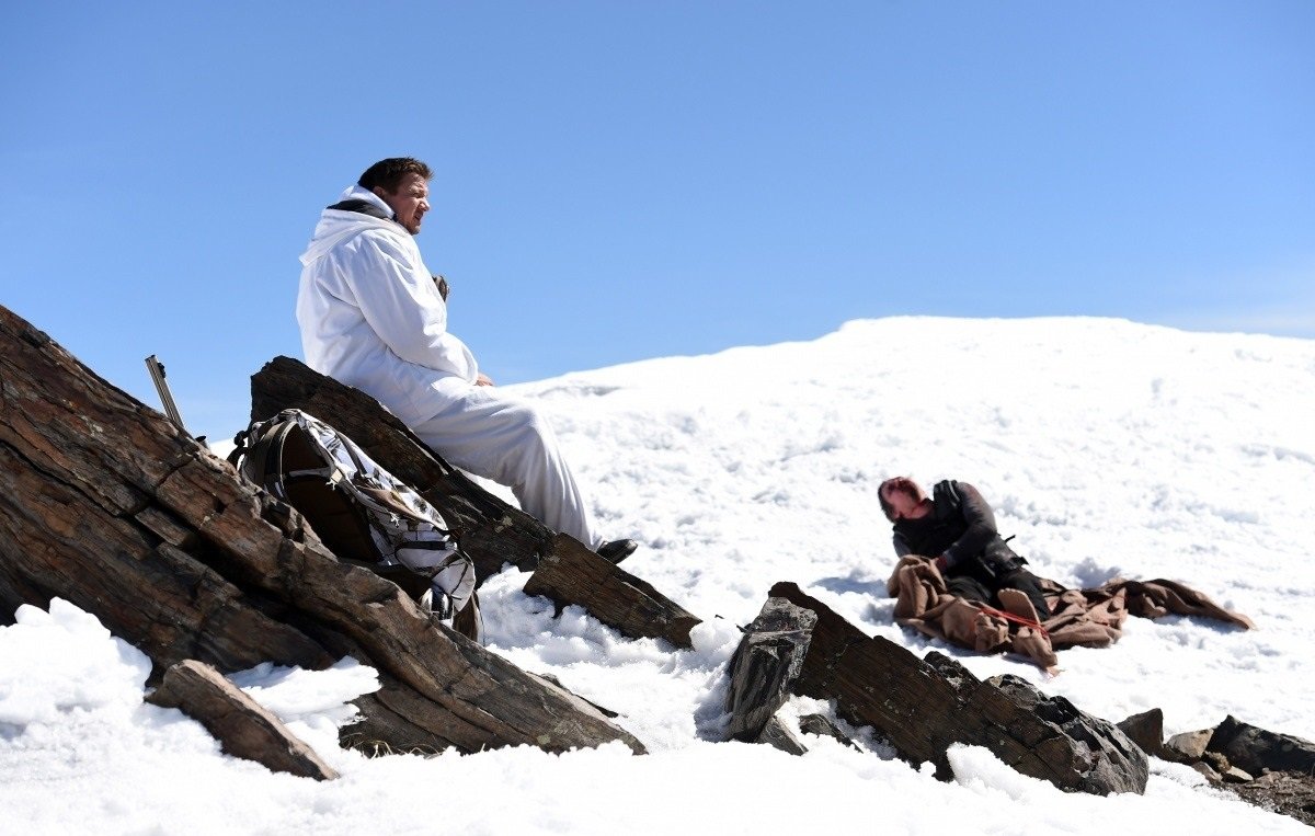 3 августа состоялась российская премьера драмы «Ветреная Река» — это вторая режиссерская работа Тейлора Шеридана, более известного как сценариста «Убийцы» Вильнева (2015) и «Любой ценой» Маккензи (2016). Рассказываем, удалось ли Реннеру снова сыграться с Олсен, а Шеридану снять не слишком утомительный детектив с хотя бы минимальной интригой.