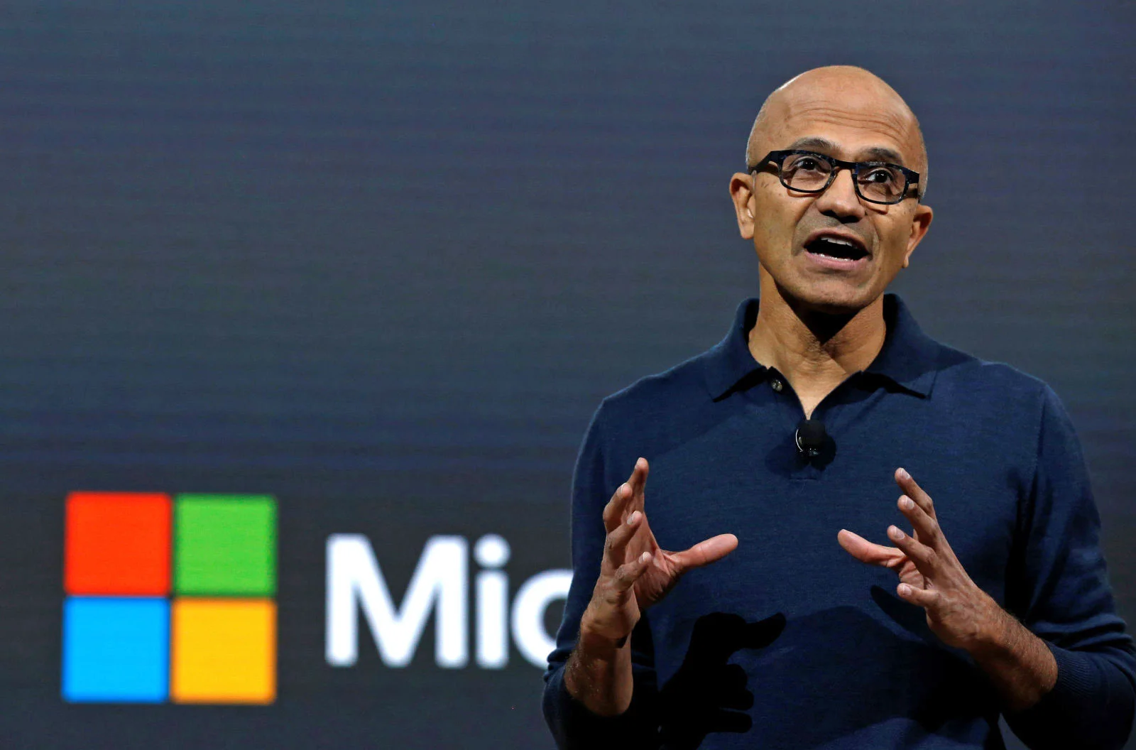 CEO Microsoft уверен, ИИ должен помогать людям, но не заменять их - фото 1