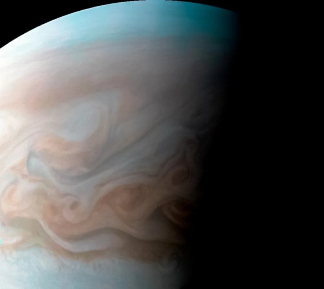 Завораживающий снимок гигантского вихря на Юпитере - фото 3