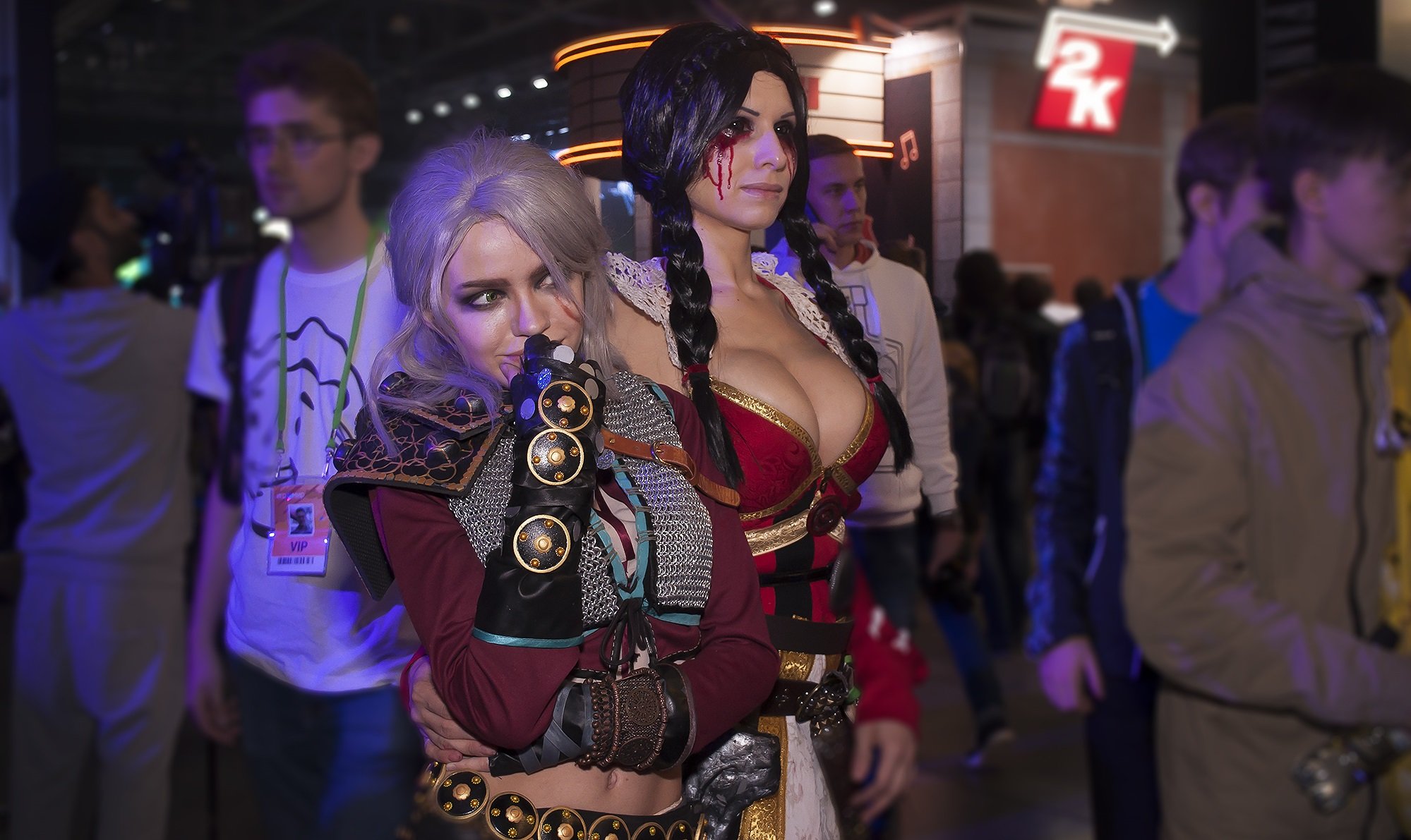 Второй день «ИгроМира» и Comic Con Russia 2016 благополучно завершился: тысячи игроков со всей России наконец добрались до главных видеоигровых новинок года и смогли прикоснуться к прекрасному — потрясающим косплеершам.<br /><br />В сегодняшнем фотоотчете: Локи как настоящий, женщина-Тор и шикарный Себастьян Роше.