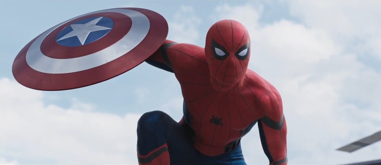 Сегодня утром Marvel наконец представила дебютный трейлер фильма «Человек-Паук: Возвращение домой» с Томом Холландом в главной роли. Вернее, два трейлера, которые отличаются продолжительностью, монтажом и некоторыми сценами. Мы изучили каждый кадр, и теперь готовы вытащить на свет все важные и интересные моменты, которые многие могли не заметить при просмотре.