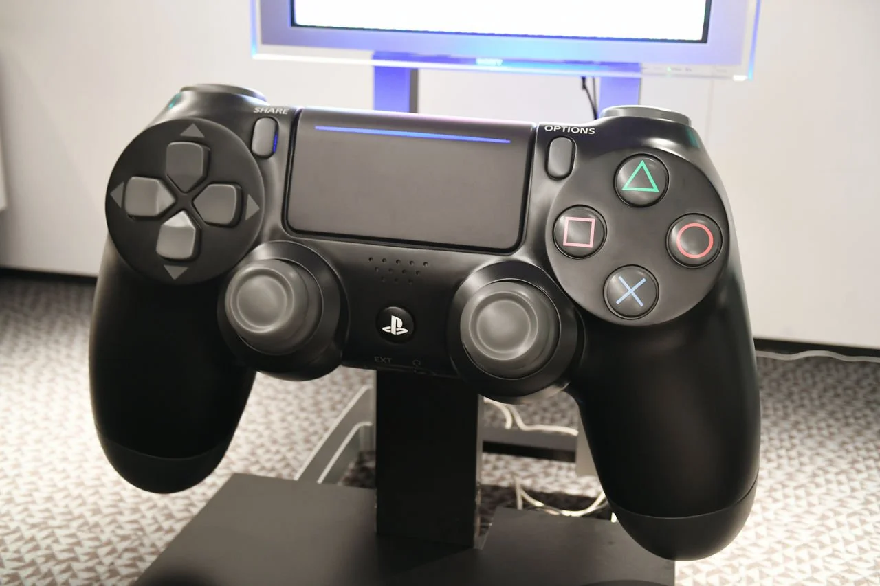Размерчик что надо! Самый большой контроллер PlayStation 4 в мире - фото 4