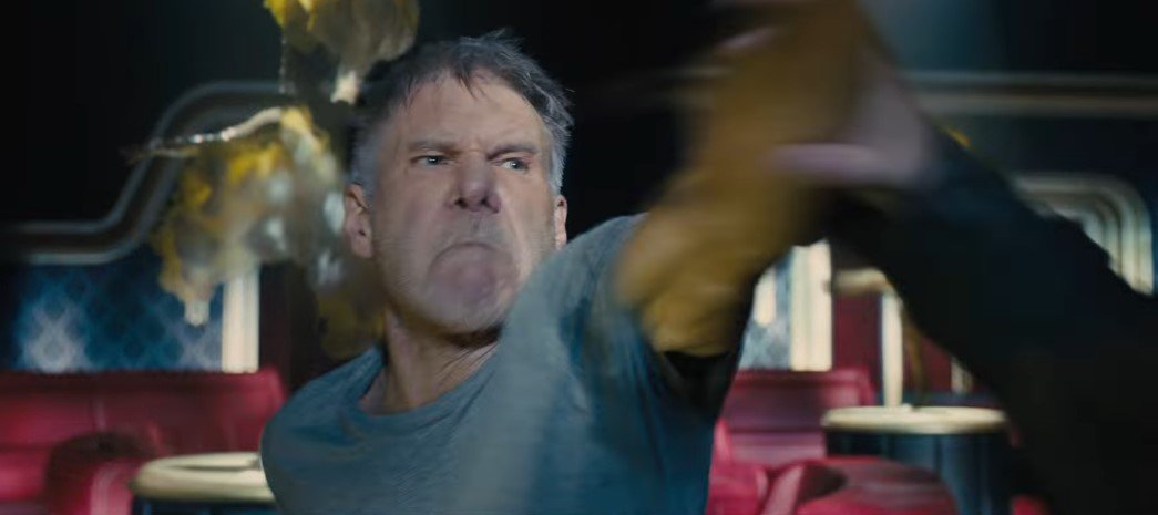 Декард дерется с К в казино