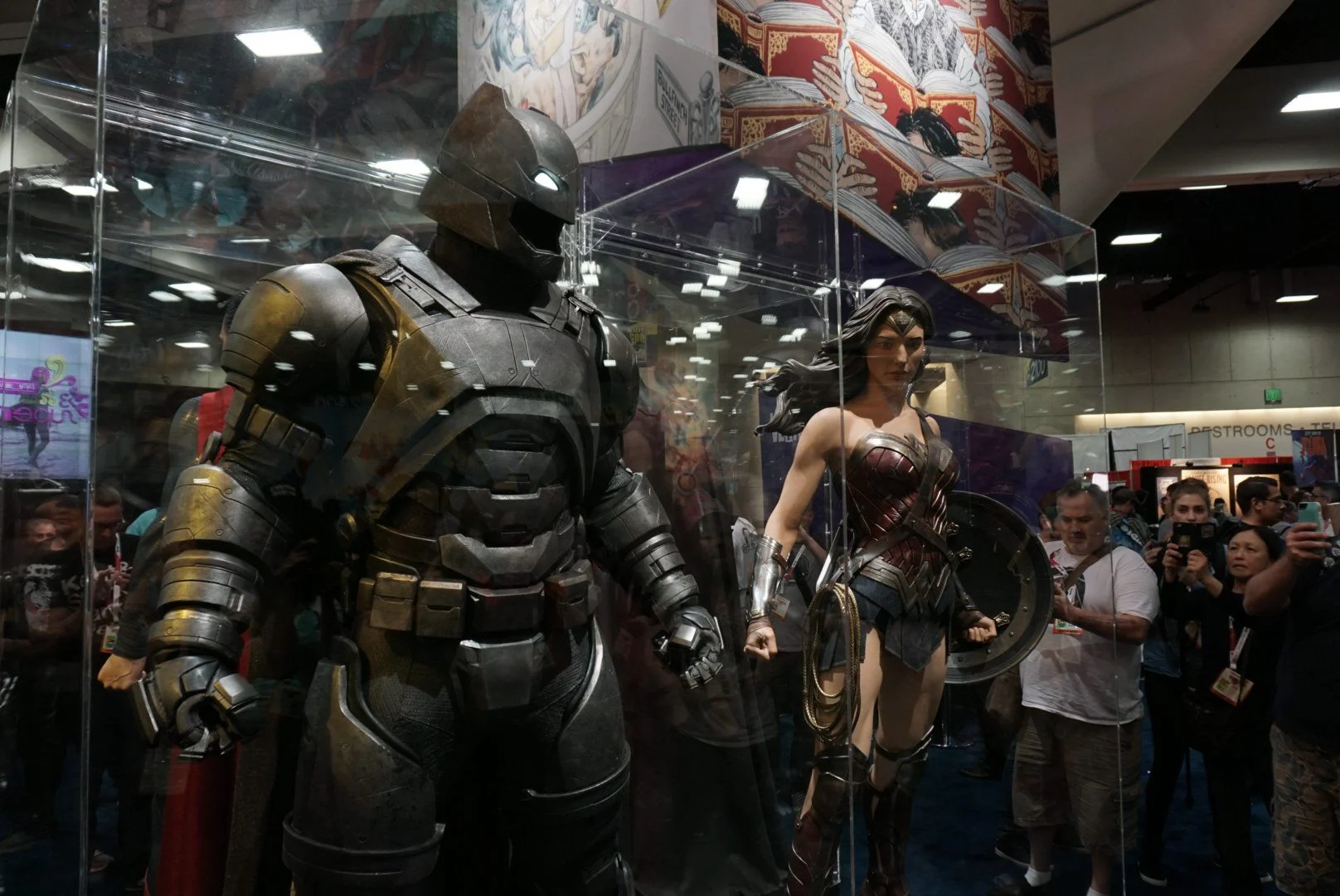 Костюмы, гаджеты и фигурки Бэтмена на Comic-Con 2015 - фото 14