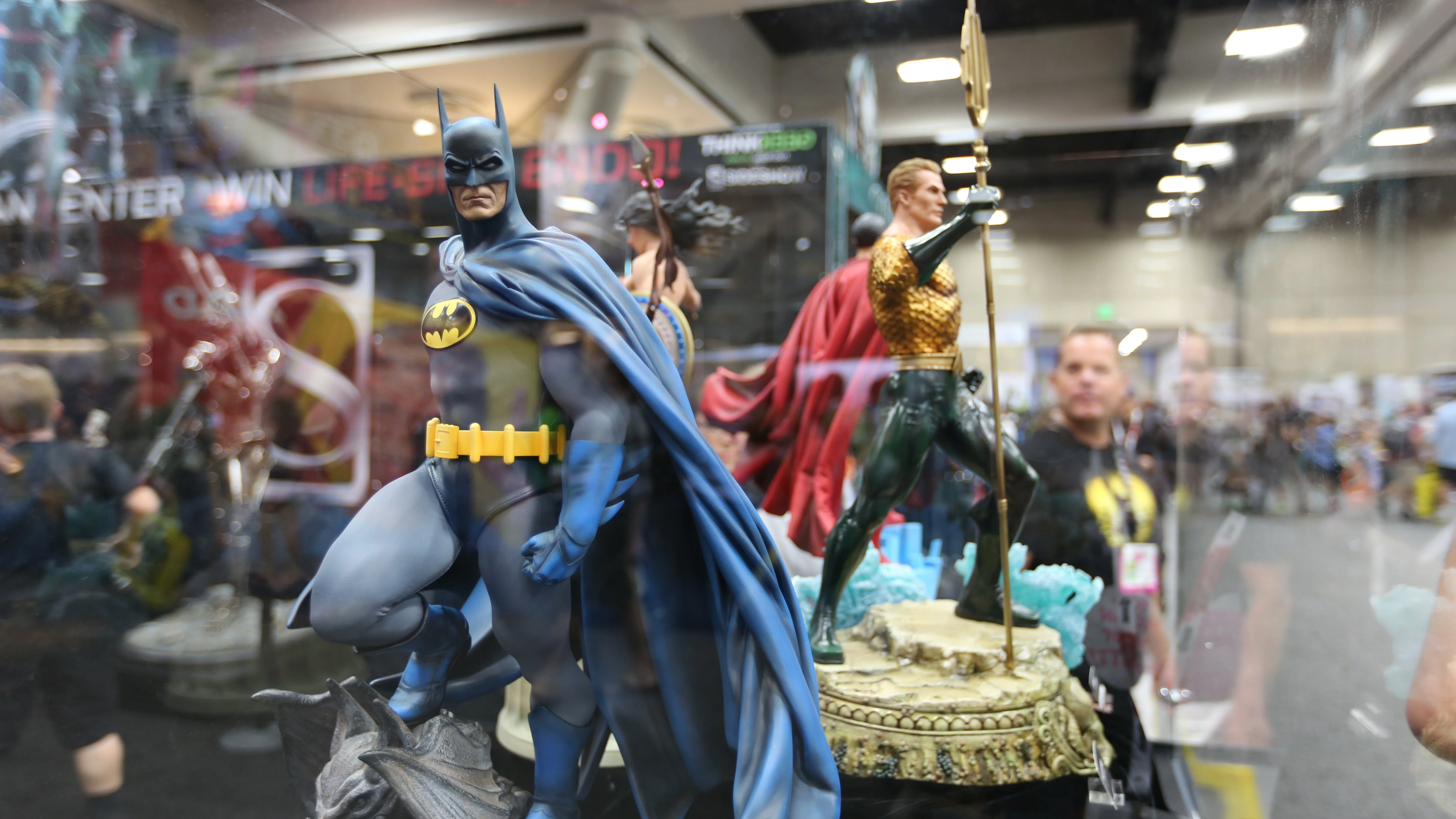 Костюмы, гаджеты и фигурки Бэтмена на Comic-Con 2015 - фото 30