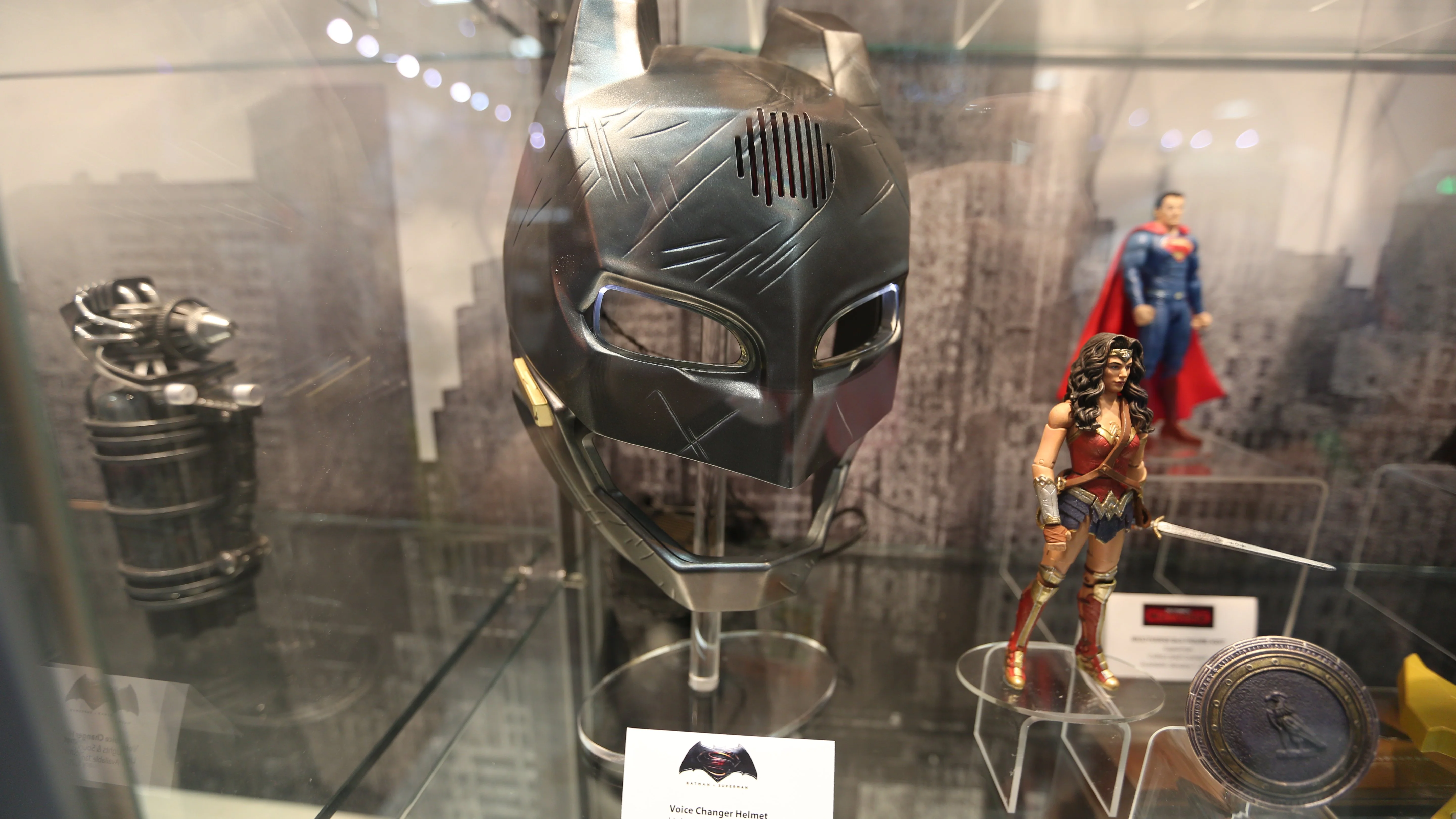 Костюмы, гаджеты и фигурки Бэтмена на Comic-Con 2015 - фото 13