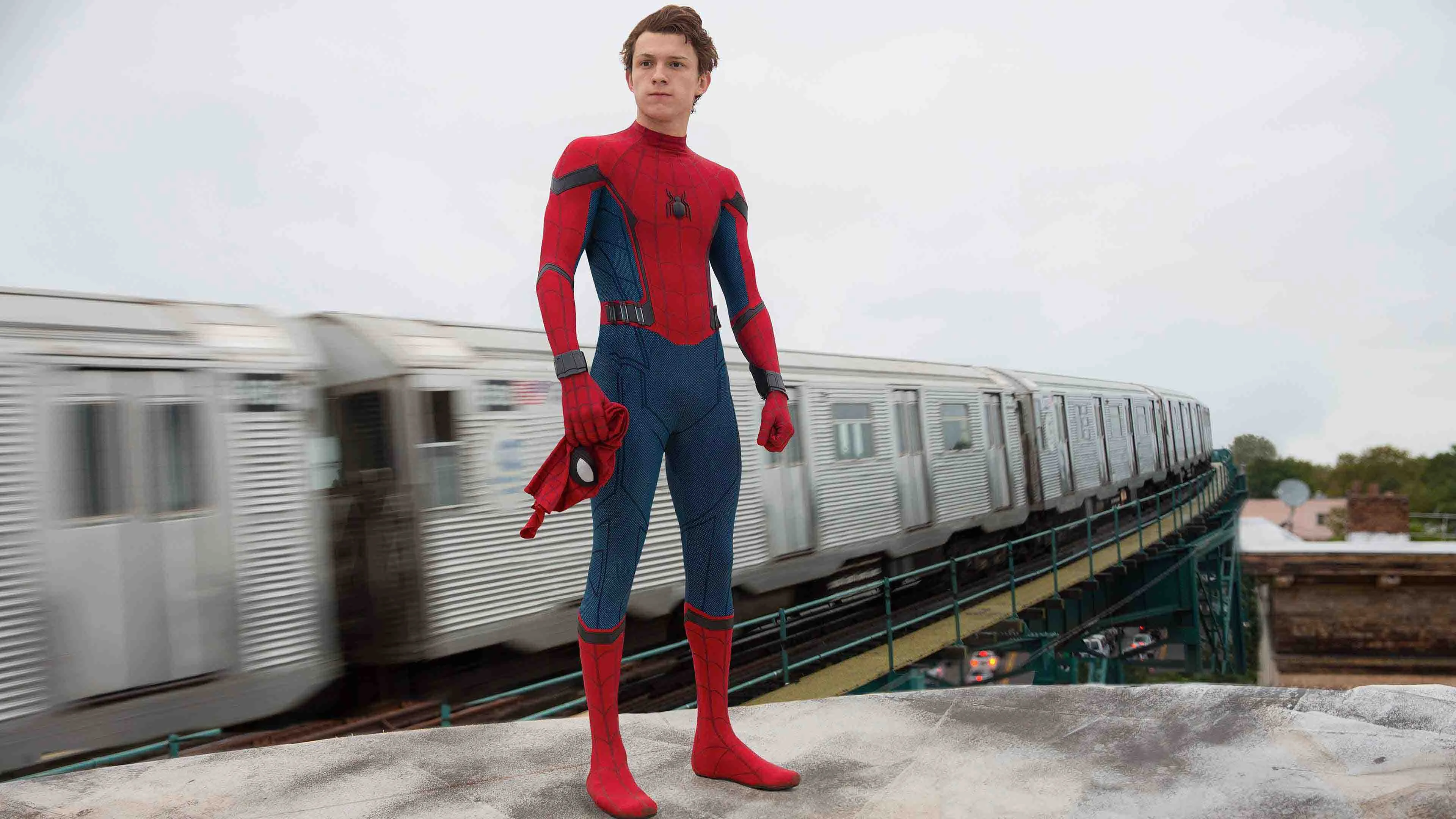 Том Холланд оценил удобство костюма Человека-паука на троечку - фото 1