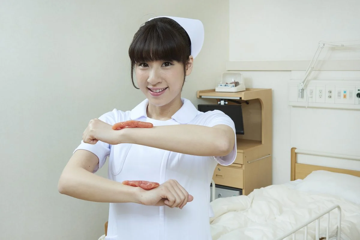 Японская медсестра делает странные вещи на фото - фото 4