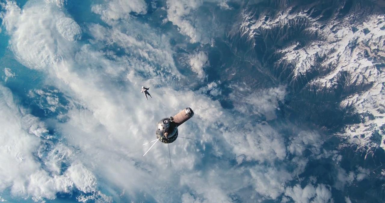 6 апреля в наших кинотеатрах стартовал российский фильм «Время первых», посвященный полету Леонова и Беляева на корабле «Восход-2» в 1965 году и первому выходу человека в открытый космос. Проблема у этой картины, на мой взгляд, одна, но крайне нетипичная для нашего кино – она хорошая. Проблема это потому, что абсолютно неясно, как так вышло и что теперь с этим делать.