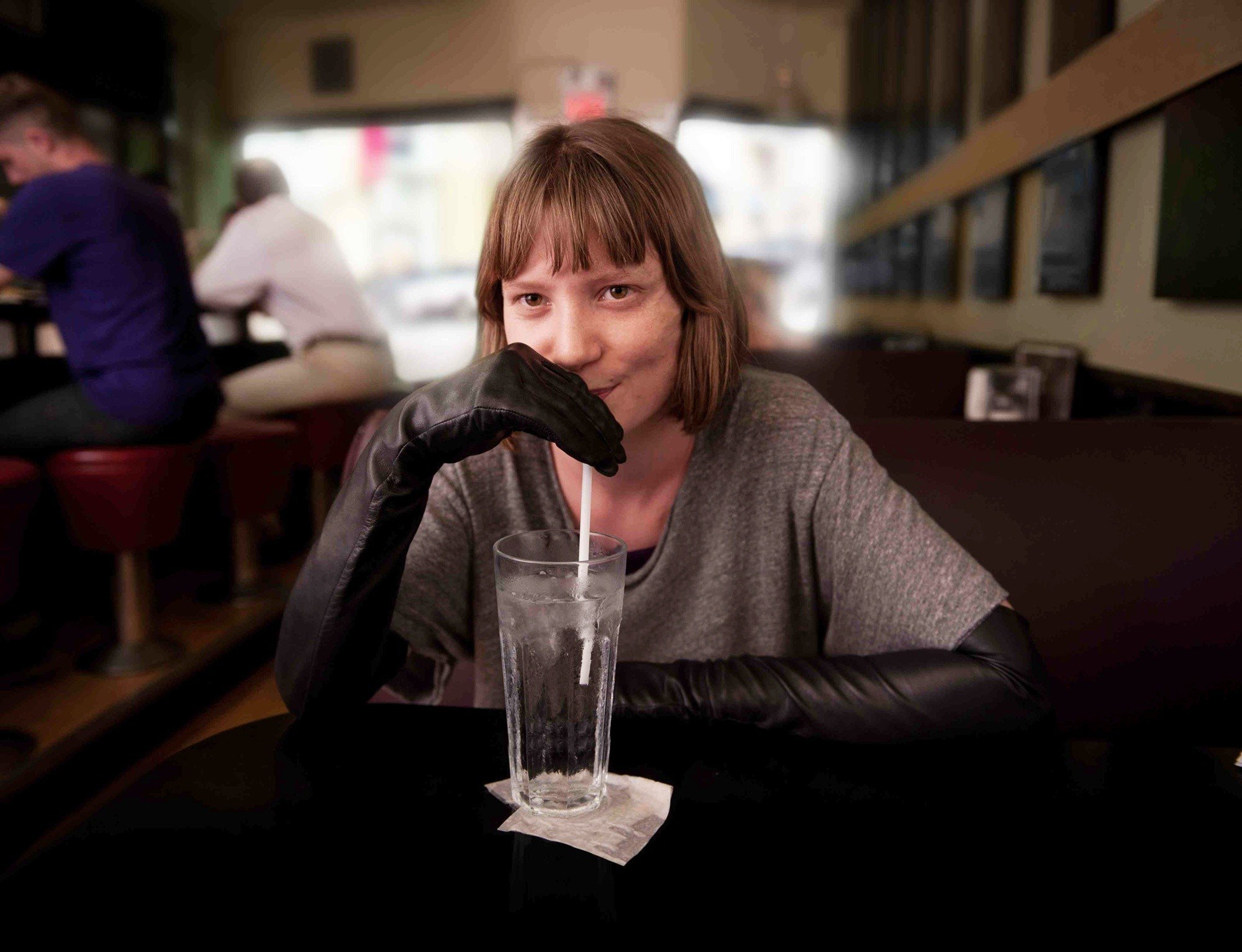 «Звездная карта» - новый фильм Дэвида Кроненберга («Экзистенция», «Автокатастрофа»), который вышел в российский прокат на этой неделе. Критики расхвалили фильм за безжалостное изображение пороков Голливуда, но мне кажется в этой картине едкая сатира – далеко не главное. В ней можно увидеть глубоко личную историю потерянной и отвергнутой девушки, стихотворение о свободе от всего, хорошего и плохого, с рефреном из пожаров, онемения и криков в пустоте.