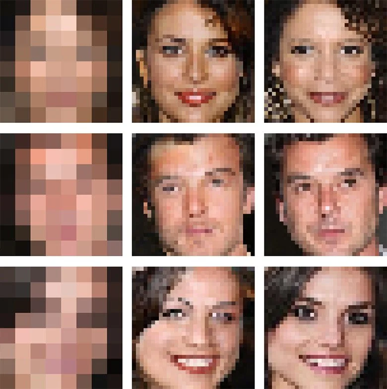 Слева — исходное изображение 8 на 8 пикселей, по центру – «восстановленное» до разрешения 32 на 32 пикселя.  Справа – оригинальное фото, сжатое до разрешения 32 на 32 пикселя. 