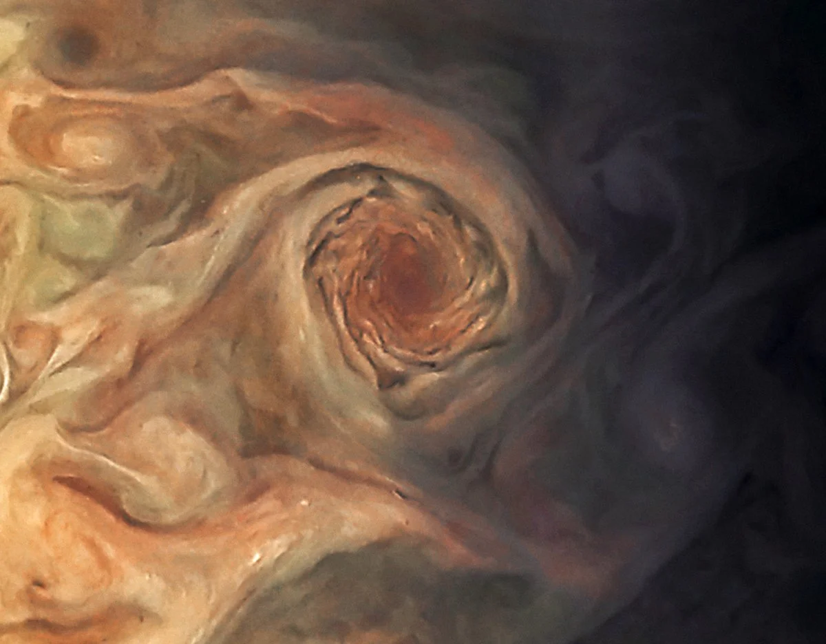 Завораживающий снимок гигантского вихря на Юпитере - фото 2