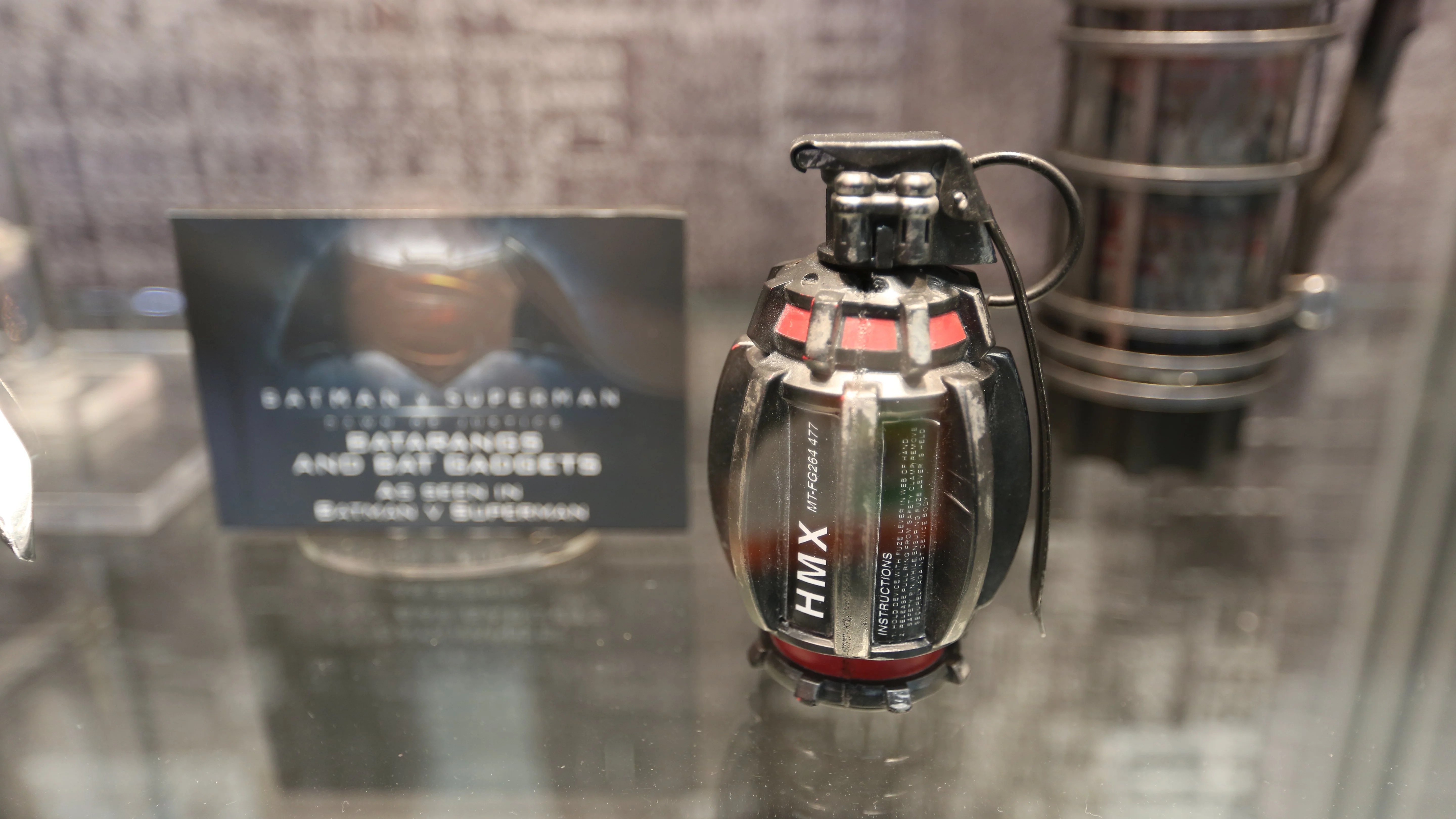 Костюмы, гаджеты и фигурки Бэтмена на Comic-Con 2015 - фото 10