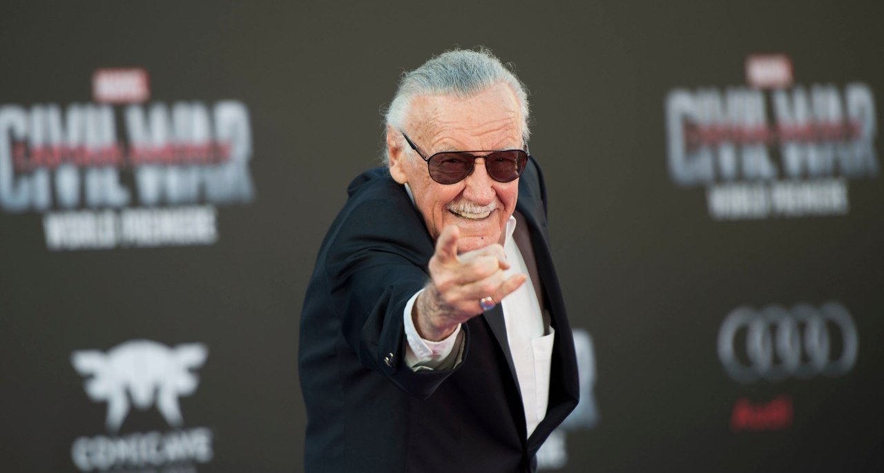 Ровно год назад, 12 ноября 2018-го, умер Стэн Ли — пожалуй, самый знаменитый в мире автор комиксов. Он создал (или принимал участие в создании) большинства популярных персонажей Marvel вроде Человека-паука, Фантастической четверки, Людей Икс, Халка и других. Также Ли регулярно снимался в различных камео, причем речь идет не только о киновселенной Marvel. Проверим, насколько хорошо вы знакомы с ролями Стэна в кино и сериалах. Настоящий ли вы фанат?