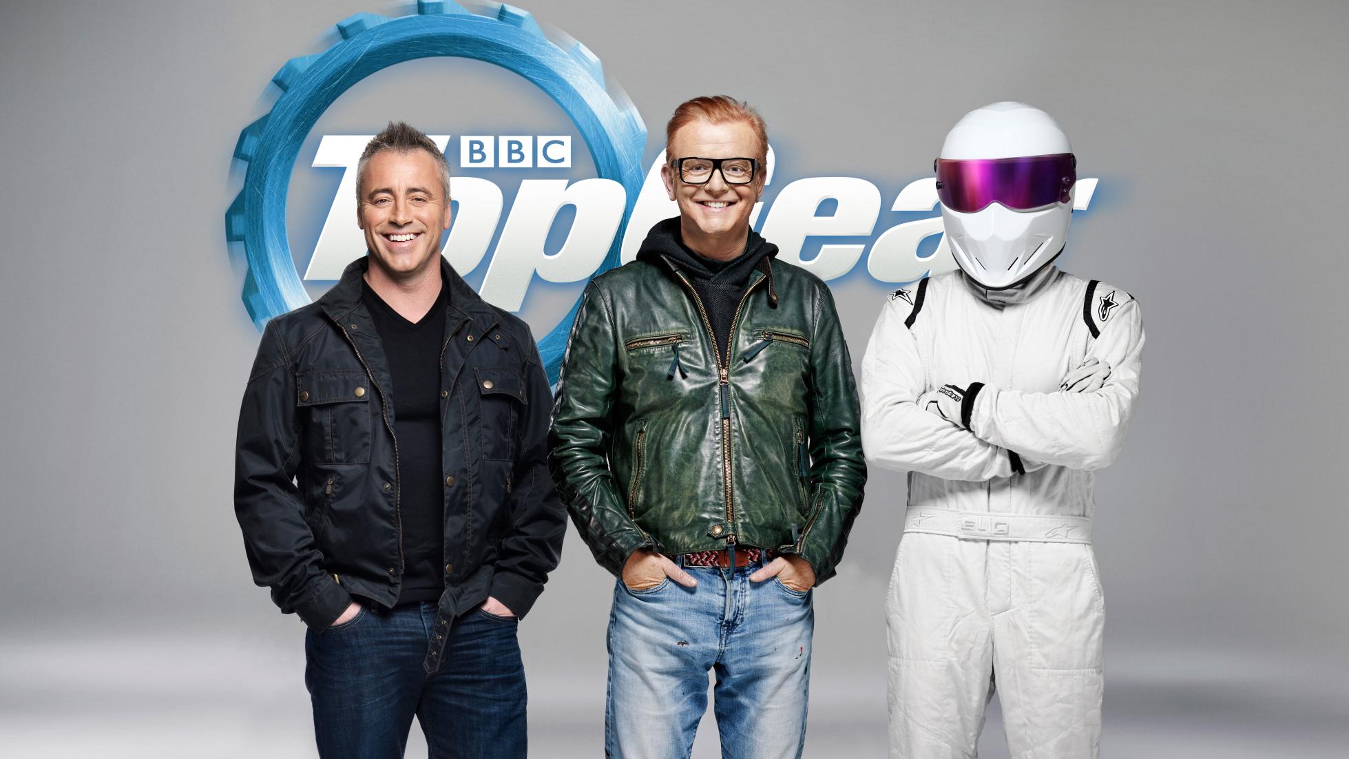 Как вы все, наверное, помните, год назад британское автошоу Top Gear осталось без своего главного ведущего, уволенного за драку с продюсером. Вслед за Джереми Кларксоном ушли и его соведущие – Джеймс Мэй и Ричард Хаммонд. В данный момент они делают свое шоу вместе с Amazon. Сегодня же вышла первая серия двадцать третьего сезона Top Gear с новыми ведущими – Крисом Эвансом (не тем, что Кэп) и Мэттом ЛеБланом. 