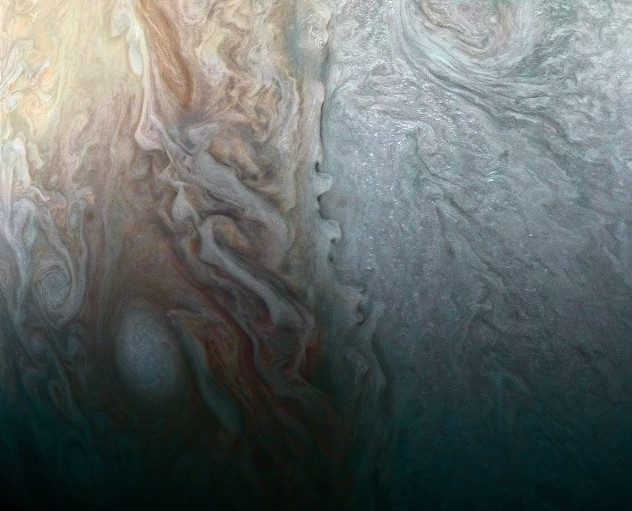Завораживающий снимок гигантского вихря на Юпитере - фото 1
