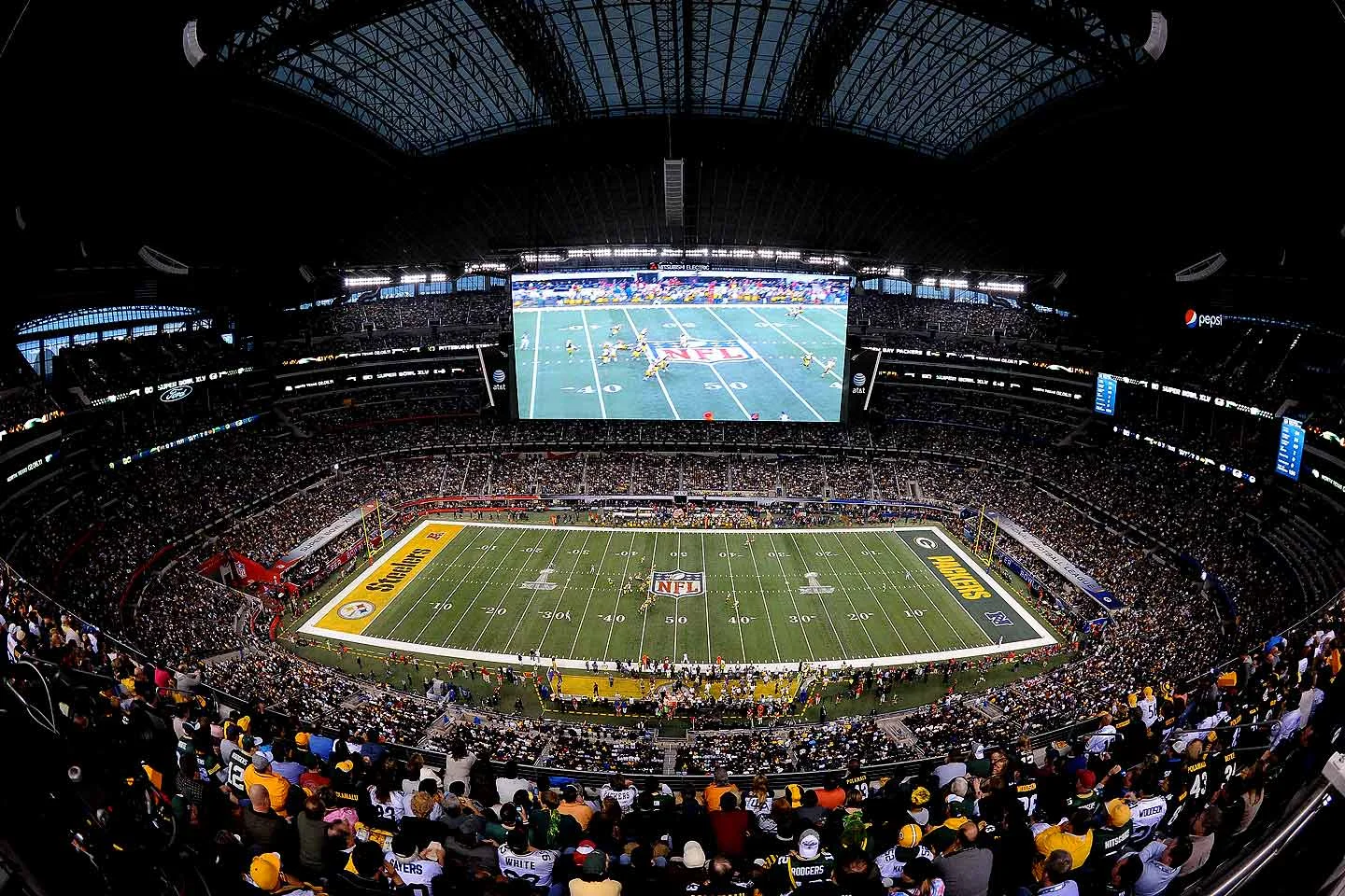 _Суммарная аудитория легендарного Super Bowl у телевизоров, на стадионе и в Сети превышает сто миллионов зрителей. И каждый зритель платит._