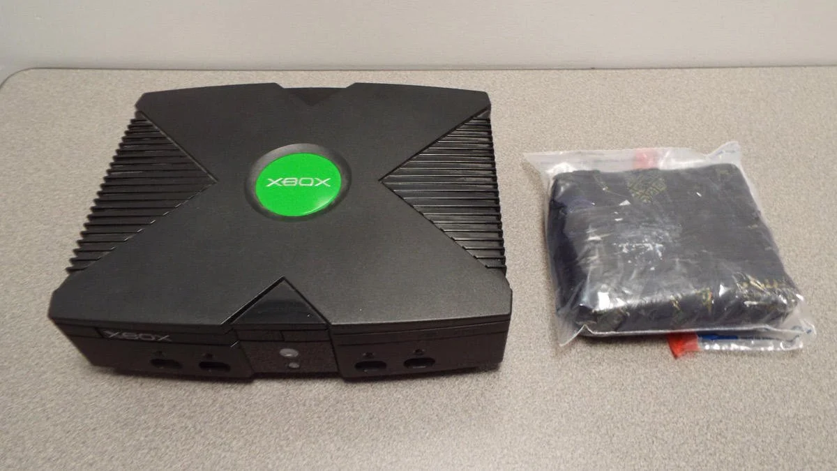 Четверо мужчин попались на контрабанде кокаина в консолях Xbox - фото 1