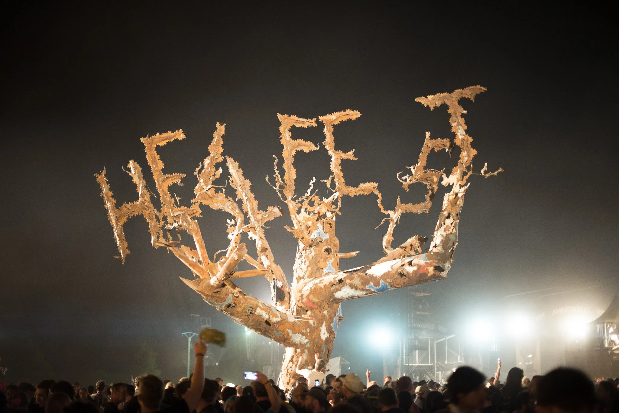 Hellfest – летний рок-фестиваль, проходящий под открытым небом недалеко от французского города Клиссон. В нем принимает участие более сотни групп, причем количество сцен, выступлений и посетителей растет с каждым годом. Hellfest 2014 длился три дня, на нем выступило 158 команд, а ежедневное количество слушателей перевалило за 150 тысяч человек. 