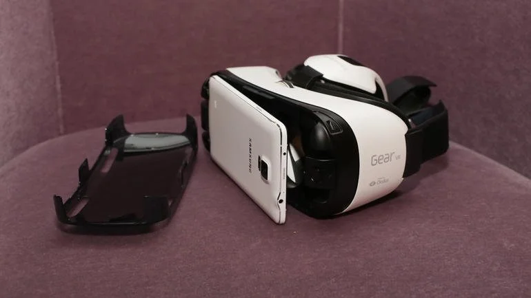 Очки виртуальной реальности Samsung добрались до магазинов - фото 1