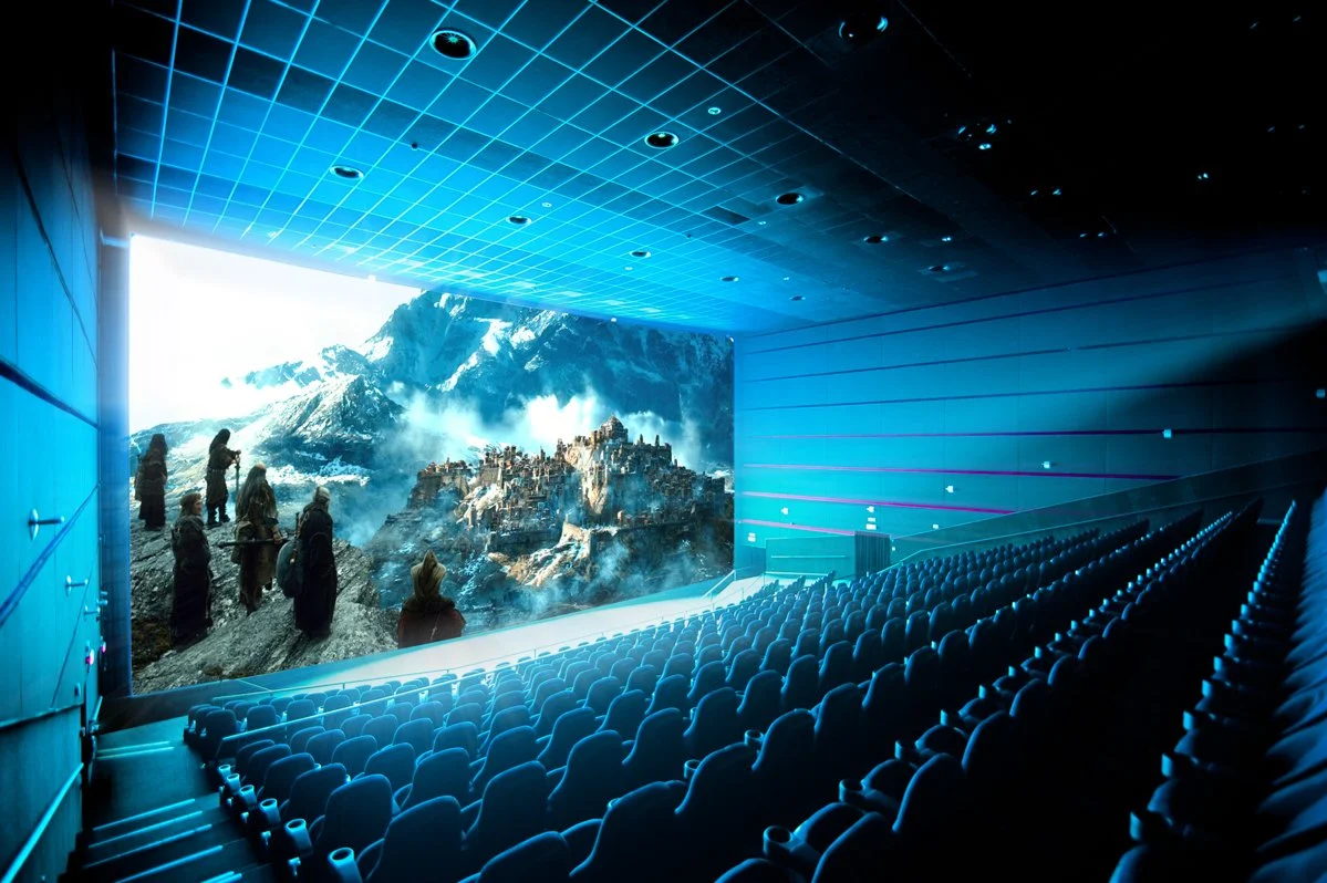 ### Сходить в IMAX

23-29 января в США сеть кинотеатров IMAX покажет два финальных эпизода четвертого сезона: The Watchers on The Wall и The Children. Также зрители первыми увидят дебютный трейлер пятого сезона. 

**Цена вопроса**: $1300 (перелет + гостиница), около $30 (билеты)