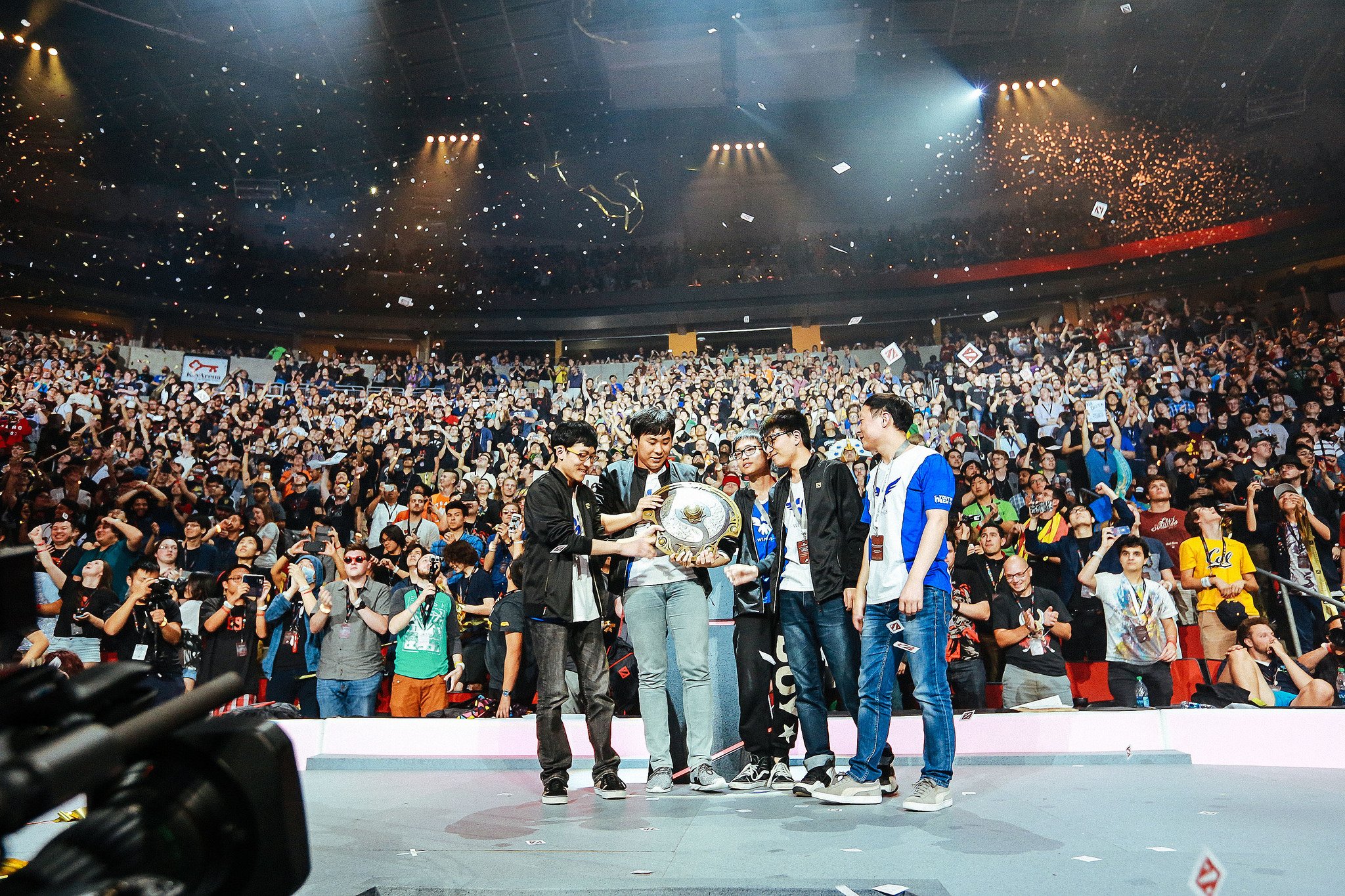 Начиная с TI4, когда казна турнира перевалила за 10 миллионов долларов, в Сиэтле ежегодно появляется пять долларовых миллионеров, ведь победителю достается почти половина от общего призового фонда. Лучше раз стать триумфатором The International, нежели регулярно выигрывать сезонные турниры. Это факт.