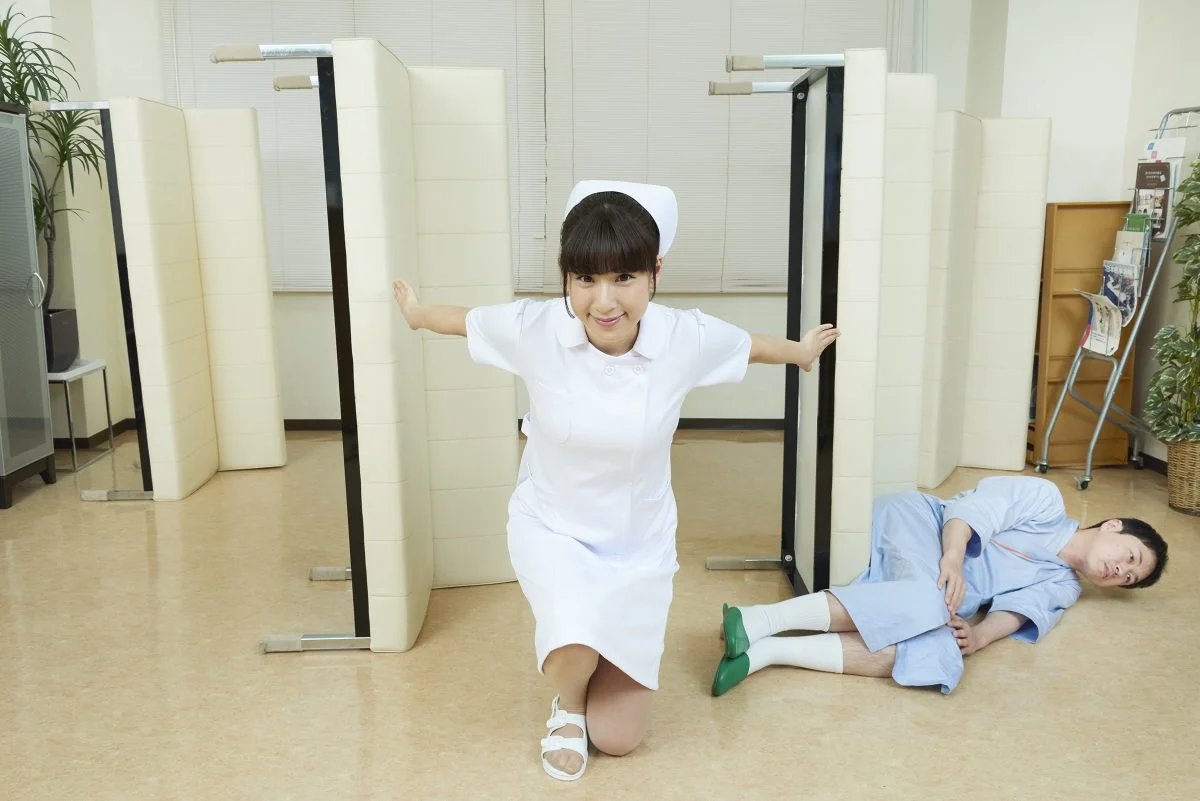 Японская медсестра делает странные вещи на фото - фото 6