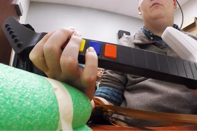 Имплантат позволил парализованному человеку сыграть в Guitar Hero - фото 1