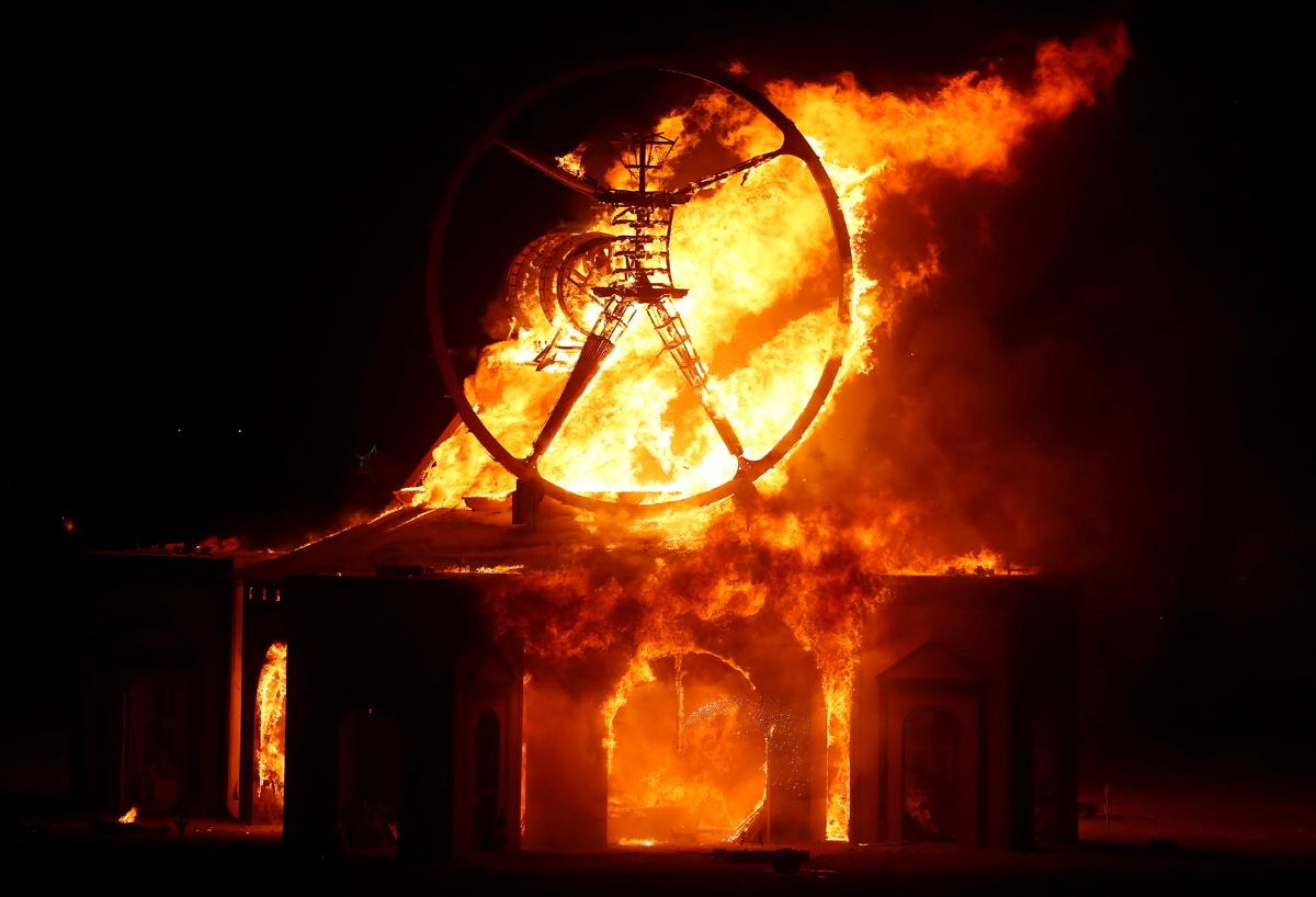 Что такое Burning Man? Это фестиваль в невадской пустыне, на который приезжают десятки тысяч человек и делают там… Да кому что в голову взбредет!<br />Они устраивают вечеринки. Собираются в огромном шатре на массовые оргии. Создают безумные скульптуры. Жгут титульного персонажа – Горящего Человека.