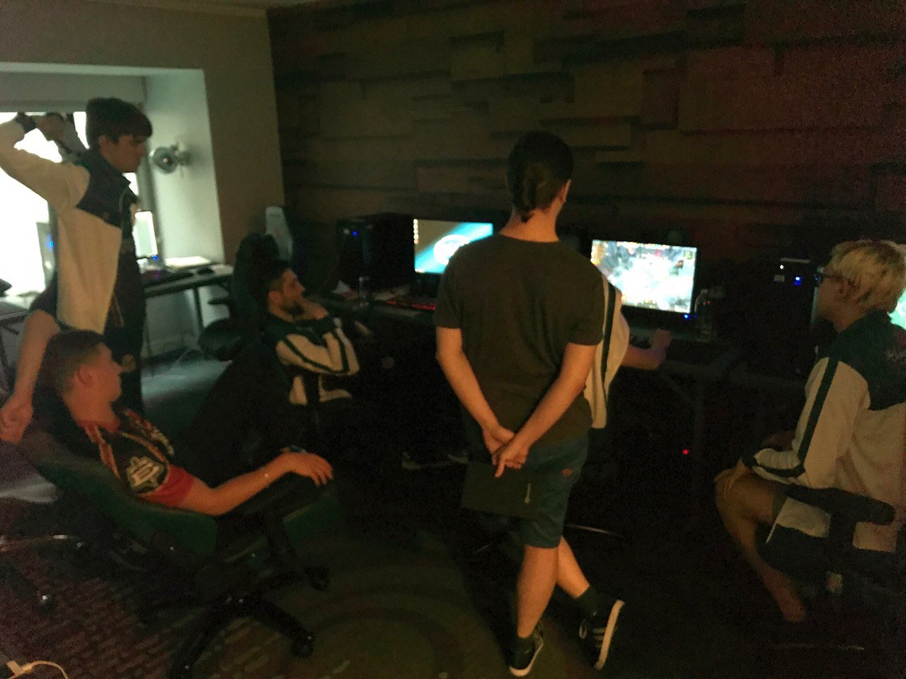 Разнообразие стратегий, зрелищные игры и непредсказуемые результаты — зритель получил все, что хотел, уже в первый игровой день.