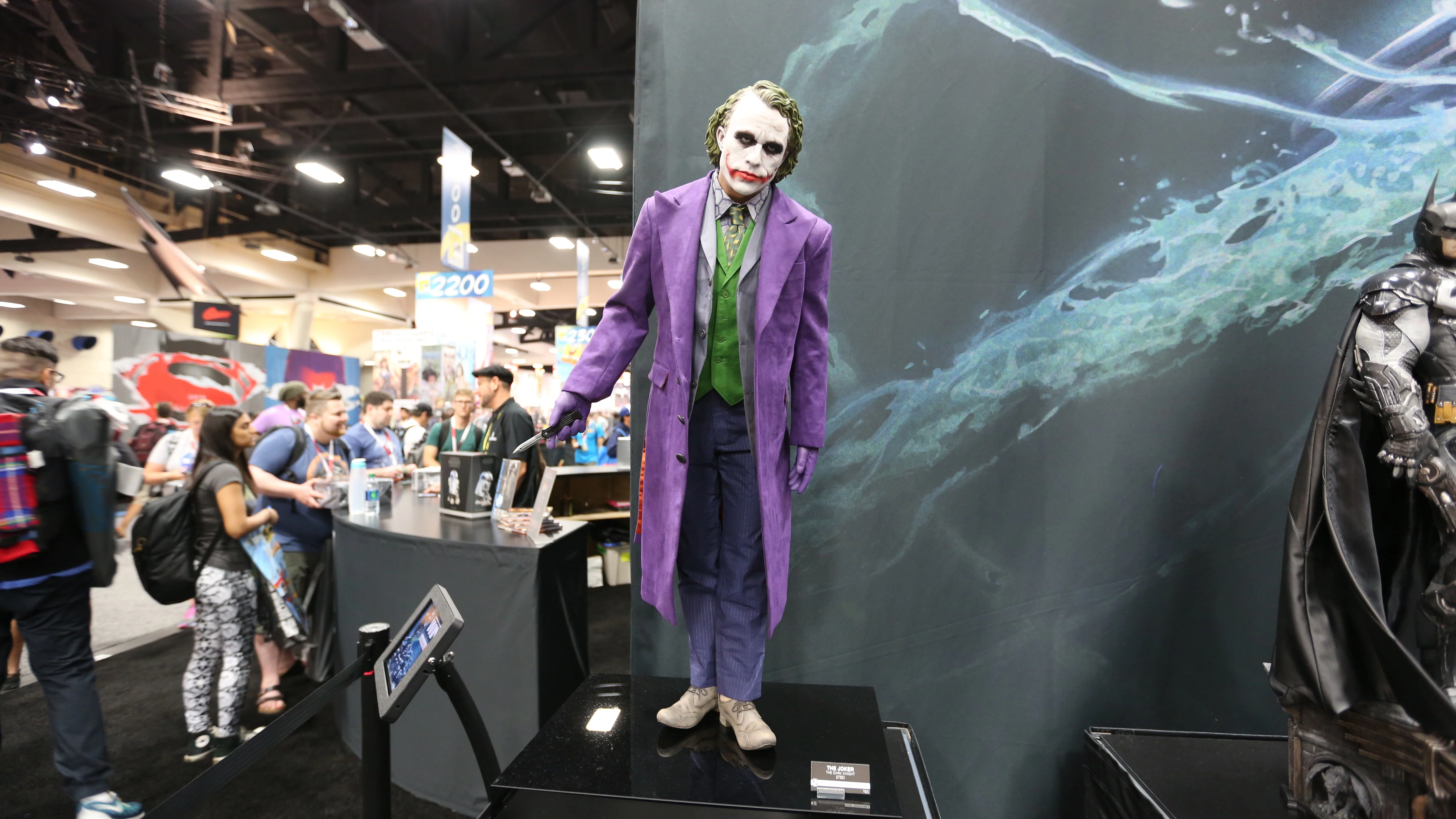 Костюмы, гаджеты и фигурки Бэтмена на Comic-Con 2015 - фото 27