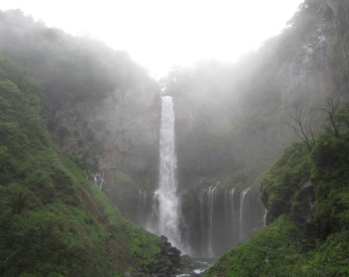 Япония – страна удивительная и своей культурой (как современной, так и традиционной), и своей природой. Чтобы вам было проще выбирать, куда в Японии съездить, я подготовил список из десяти интересных мест с краткими описаниями, как до них добраться. Japan Rail Pass позволит вам посетить почти все из них!